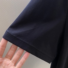Giv~胸前Logo字母胶印圆领短袖T恤 2026春夏新品 臻选优质高支精梳棉,细腻、挺括不软塌,出汗不粘身。 胸前GV Giv~胸前Logo字母胶印圆领短袖T恤 2026春夏新品 臻选优质高支精梳棉,细腻、挺括不软塌,出汗不粘身。 胸前GV