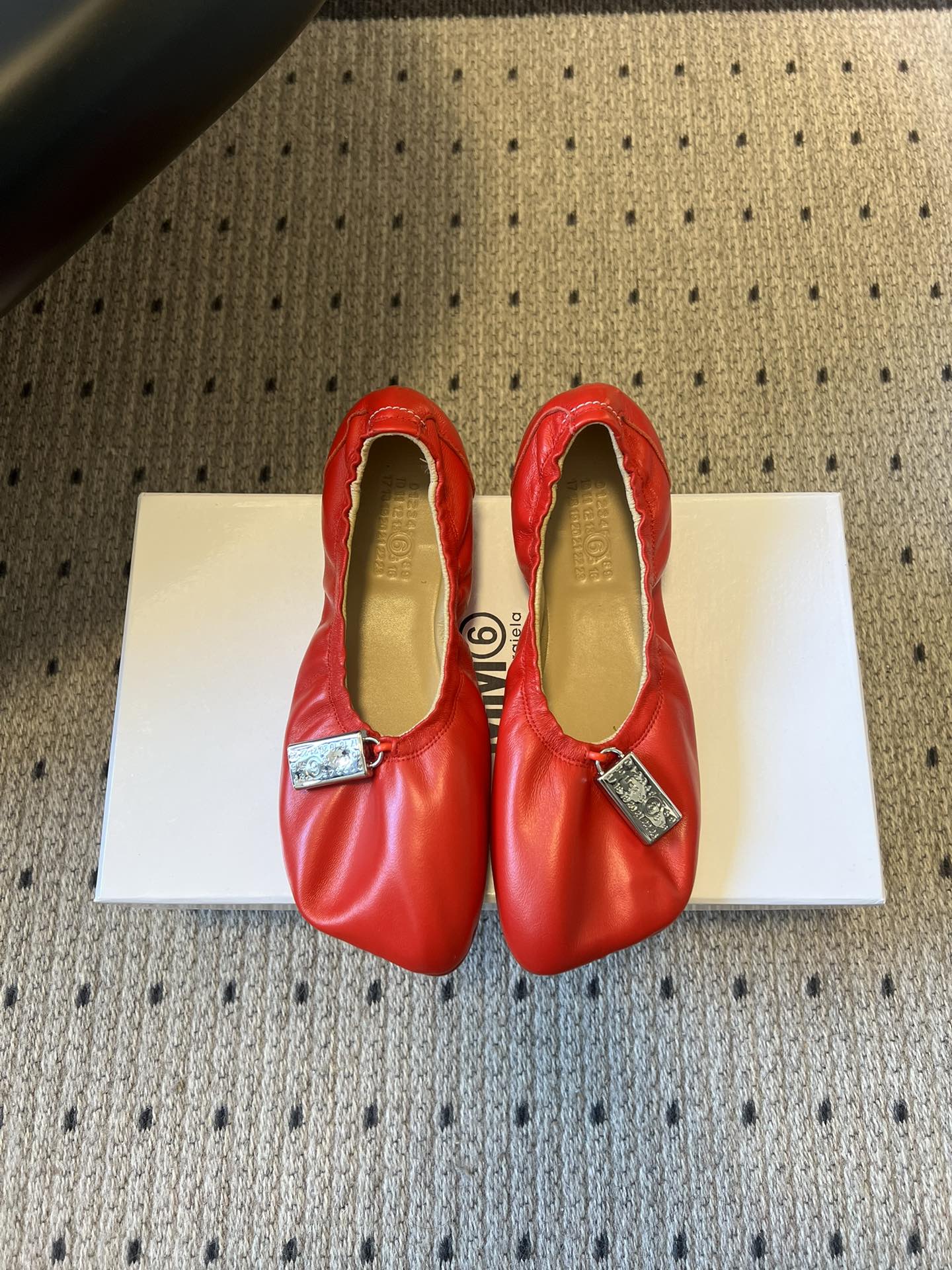 NO:705868,Top quality Maison Margiel*26ss soft ballet flats with metal tags are made of heelless ballet shoes. The shoe body is made of soft leather and can be folded at will. It combines portability and fit on the foot, breaking the stiff texture of traditional ballet shoes. An invisible elastic band is added to the mouth of the shoe, which not only ensures that it fits the foot without rubbing, but also makes it easier to put on and take off.  The toe has a neat square toe shape, which is different from regular round-toed ballet shoes, adding a modern and simple fashion sense, and visually more linear. A brand metal tag hangs at the mouth of the shoe and is engraved with the brand logo, which becomes an iconic detail and enhances the recognition and sophistication of the design. Sheepskin upper, sheepskin lining, genuine leather outsole, increased by 1.5cm, size 35-40 (40 size customization is not returnable), ballet shoes, flats, sheepskin, Leather soles19860909顶级品质 Maison Margiel*26ss 金属吊牌软质芭蕾平底鞋 采用无跟芭蕾鞋基底,鞋身由软质皮革打造,可随意折叠,兼具便携性与上脚的贴合度,打破传统芭蕾鞋的硬挺质感.鞋口处加入隐形弹性松紧带,既保证贴合脚面不磨脚,又让穿脱更加便捷. 鞋头为利落的方头造型,区别于常规圆头芭蕾鞋,增添现代简约的时尚感,视觉上更具线条感.鞋口处悬挂品牌金属吊牌,刻有品牌标识,成为标志性细节,提升设计的辨识度与精致度. 鞋面羊皮 内里羊皮 大底真皮大底 增高1.5cm size35-40码（40码定制不退换）,芭蕾舞鞋,flats,sheepskin,Leather soles,Women's Shoes