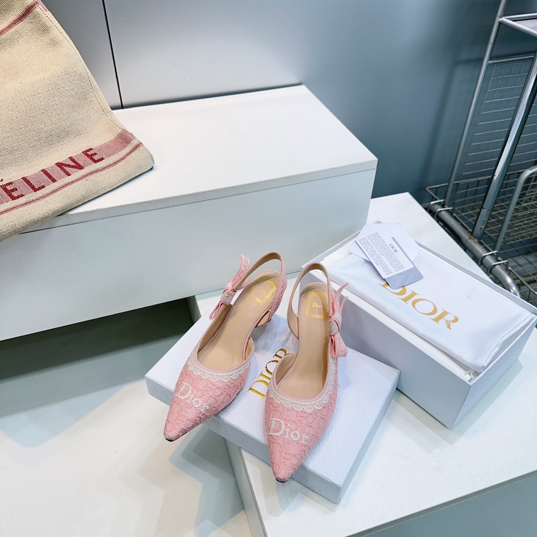 NO:721938,High quality!  Top quality Dior 26 spring and summer new webbed electric embroidered cloth cat heel sandals!  The top level of nobility and elegance, J'A embroidered ribbon bow shoes, and use simple solid colors to enhance versatility and show femininity to the fullest. The level of fashion is almost unstoppable, with the eye-catching electric embroidery LOGO on the toe, the truly eye-catching luxury is never noisy, and elegance starts to spread from the shoes!  The upper is made of imported original electric embroidered cotton, the lining is sheepskin, and the genuine leather outsole imported from Italy is used. Heel height: 6.5cm. Number of yards: 35-41 (4041 is custom-made and cannot be returned or exchanged). Packed in the original box!  ,high heels,dior,dior,sandals,high heels,sheepskin,Leather soles19860909高品质！顶级品质Dior 迪奥26春夏新品织带电绣布面猫跟后空凉鞋！高贵优雅的最顶级段位 ,J'A刺绣饰带 蝴蝶结鞋,并以简洁净色来增强百搭 把女人味展现得淋漓尽致.那种时髦的程度,几乎是势不可挡的,鞋头醒目电绣LOGO,真正让人瞩目的奢华从不喧哗,让优雅从鞋上开始蔓延！ 鞋面采用进口原版电绣棉布 内里垫脚羊皮 意大利进口真皮大底 跟高:6.5cm 码数:35-41（4041定做不退换） 原盒包装！,高跟鞋,dior,dior,sandals,high heels,sheepskin,Leather soles,Women's Shoes