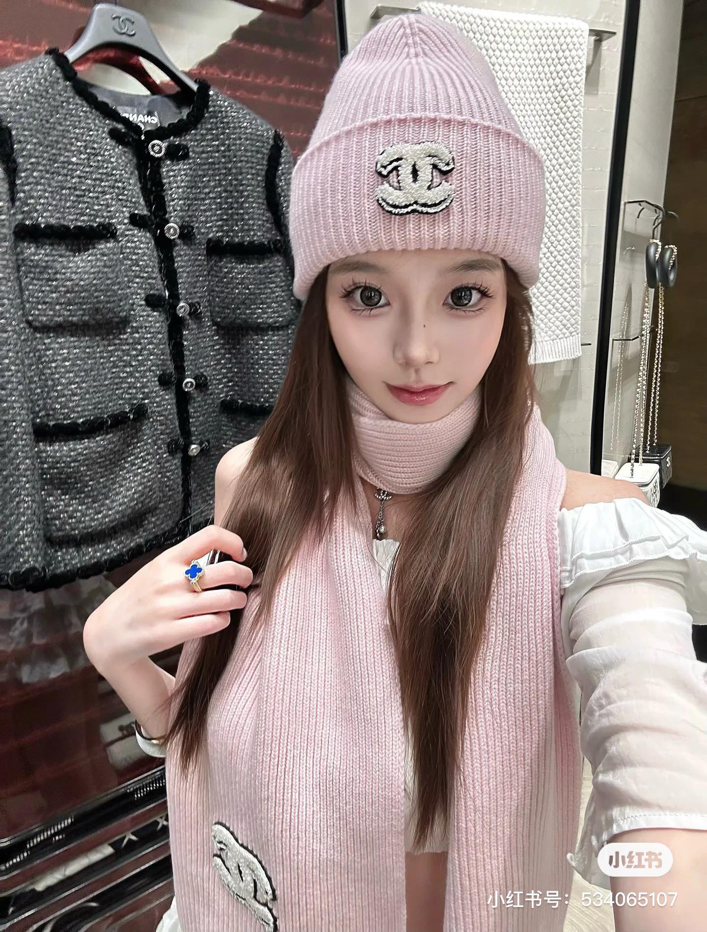 香奈儿CHANEL小红书爆款，官网新品经典套装帽子！帽子➕围巾！手感一级棒！暖暖哒超级舒服～这个冬天你就