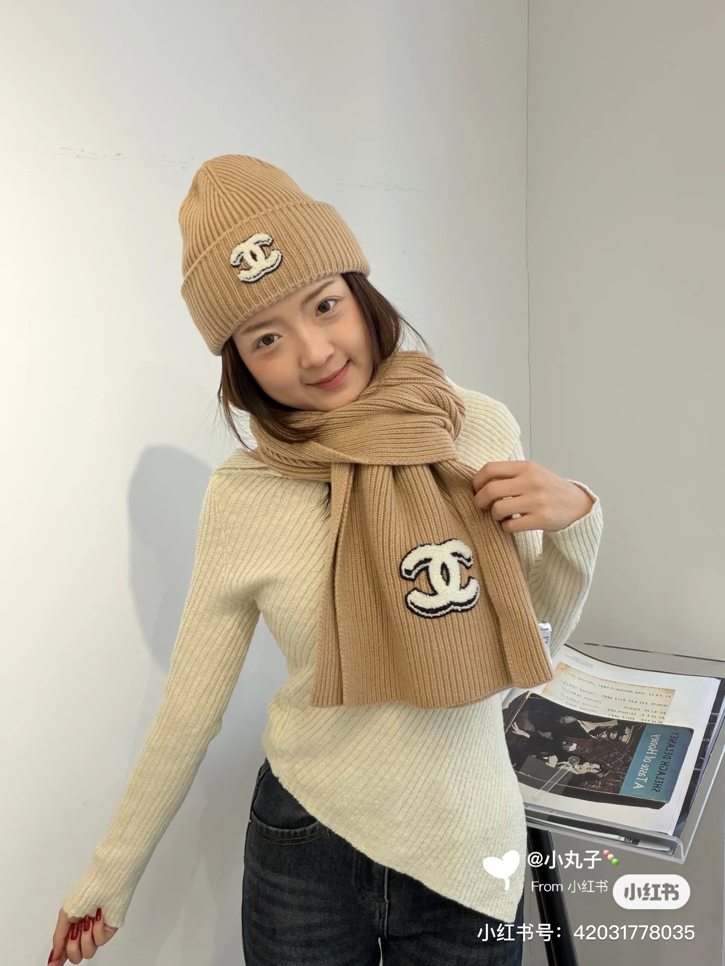 香奈儿CHANEL小红书爆款，官网新品经典套装帽子！帽子➕围巾！手感一级棒！暖暖哒超级舒服～这个冬天你就
