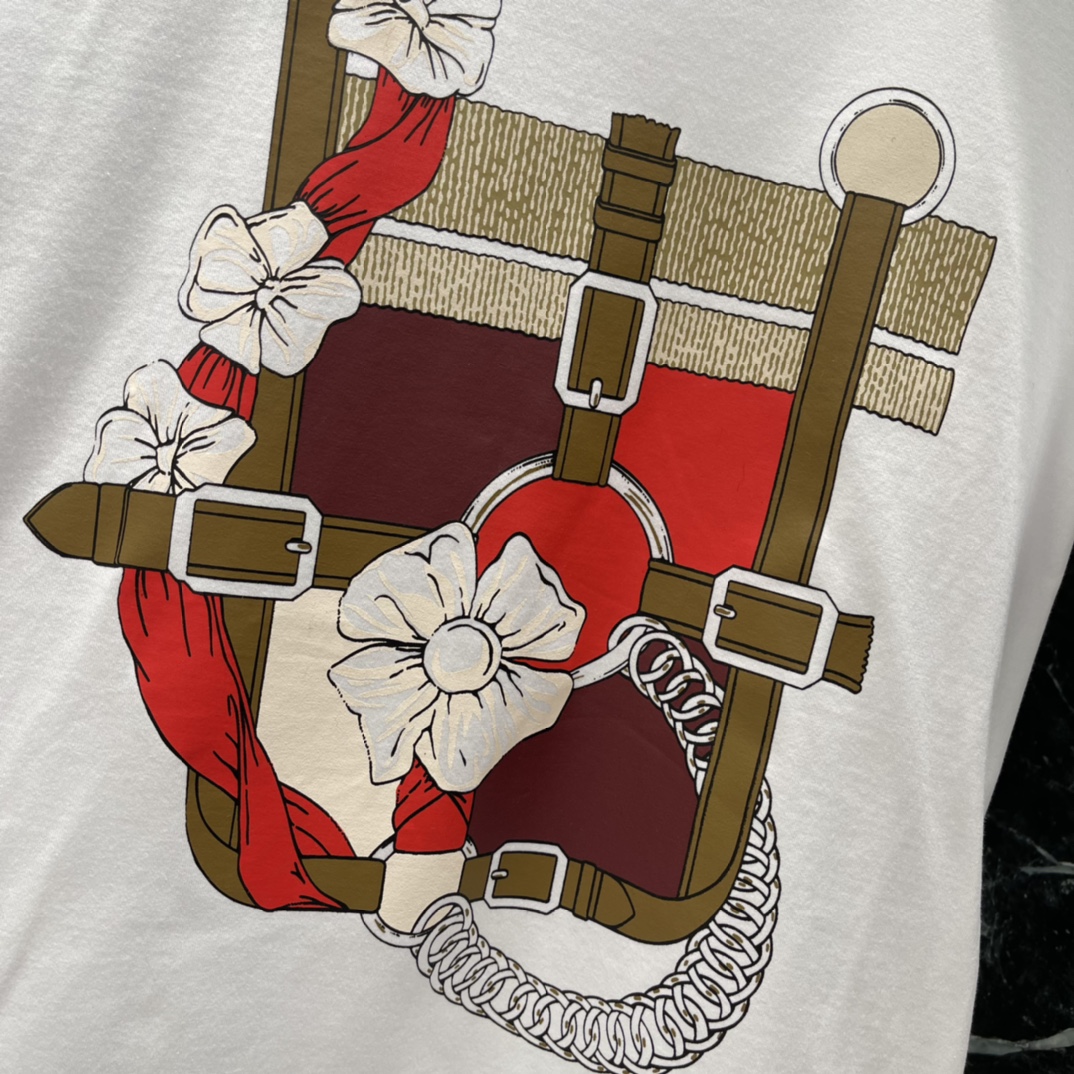 Her 26春季新款 印花短袖T恤 正面马鞍印花超有辨识度 满满品牌经典元素 圆领短袖设计 舒适又时髦 