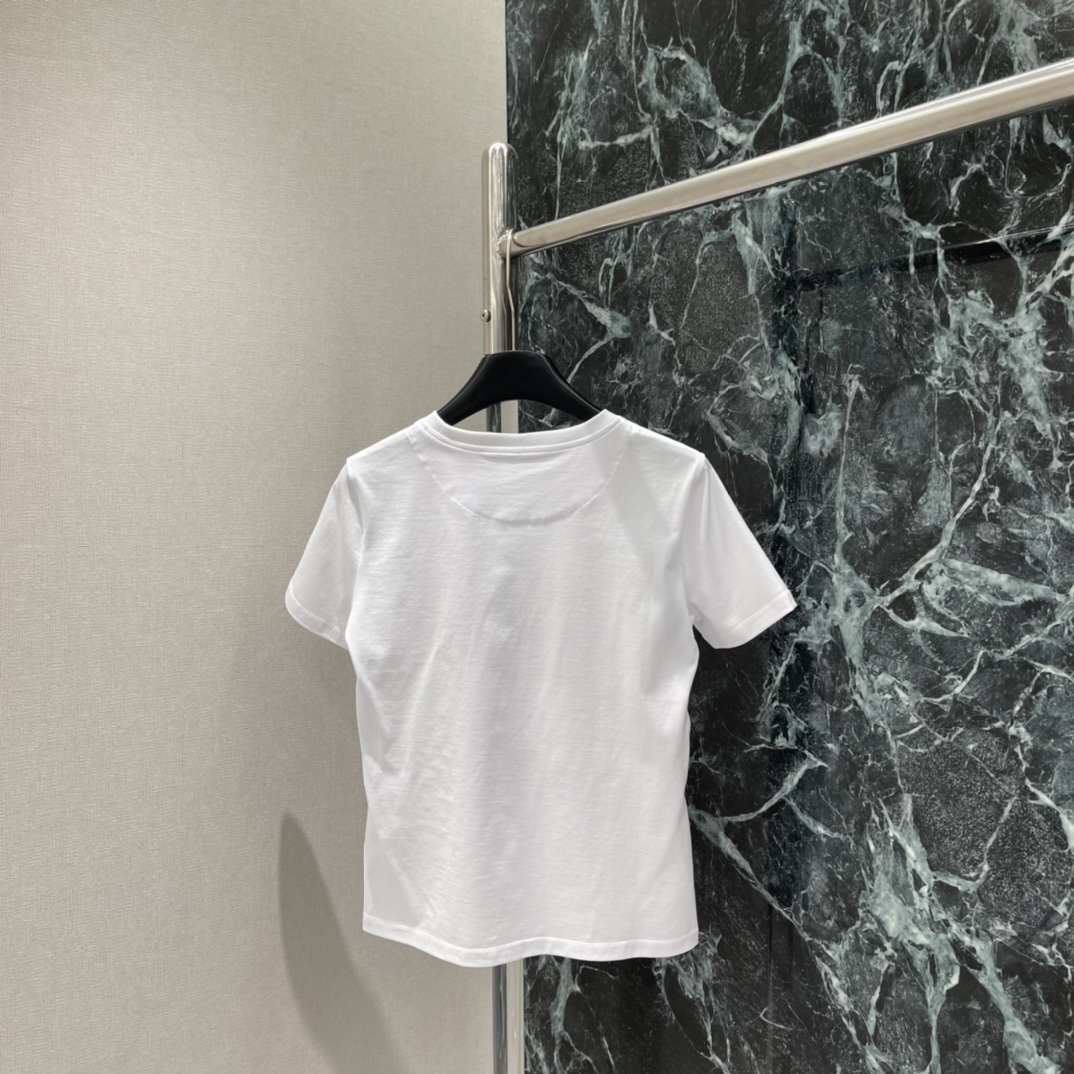 Her 26春季新款 印花短袖T恤 正面马鞍印花超有辨识度 满满品牌经典元素 圆领短袖设计 舒适又时髦 