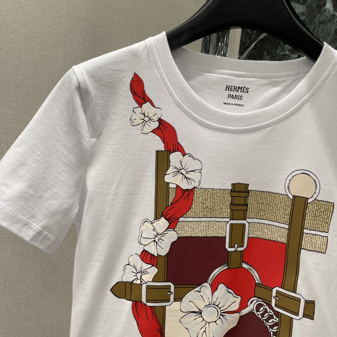 Her 26春季新款 印花短袖T恤 正面马鞍印花超有辨识度 满满品牌经典元素 圆领短袖设计 舒适又时髦 