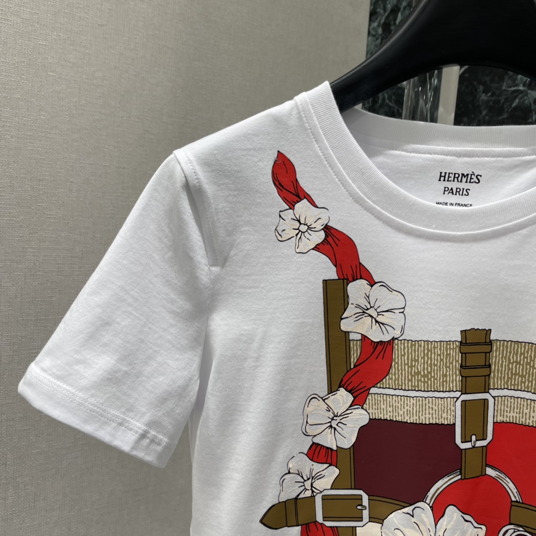 Her 26春季新款 印花短袖T恤 正面马鞍印花超有辨识度 满满品牌经典元素 圆领短袖设计 舒适又时髦 