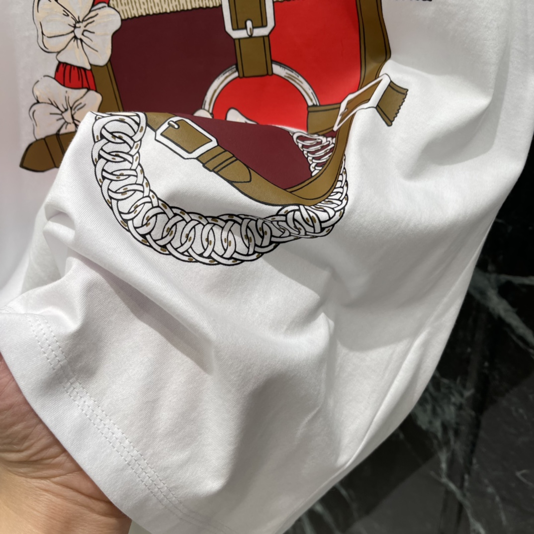 Her 26春季新款 印花短袖T恤 正面马鞍印花超有辨识度 满满品牌经典元素 圆领短袖设计 舒适又时髦 