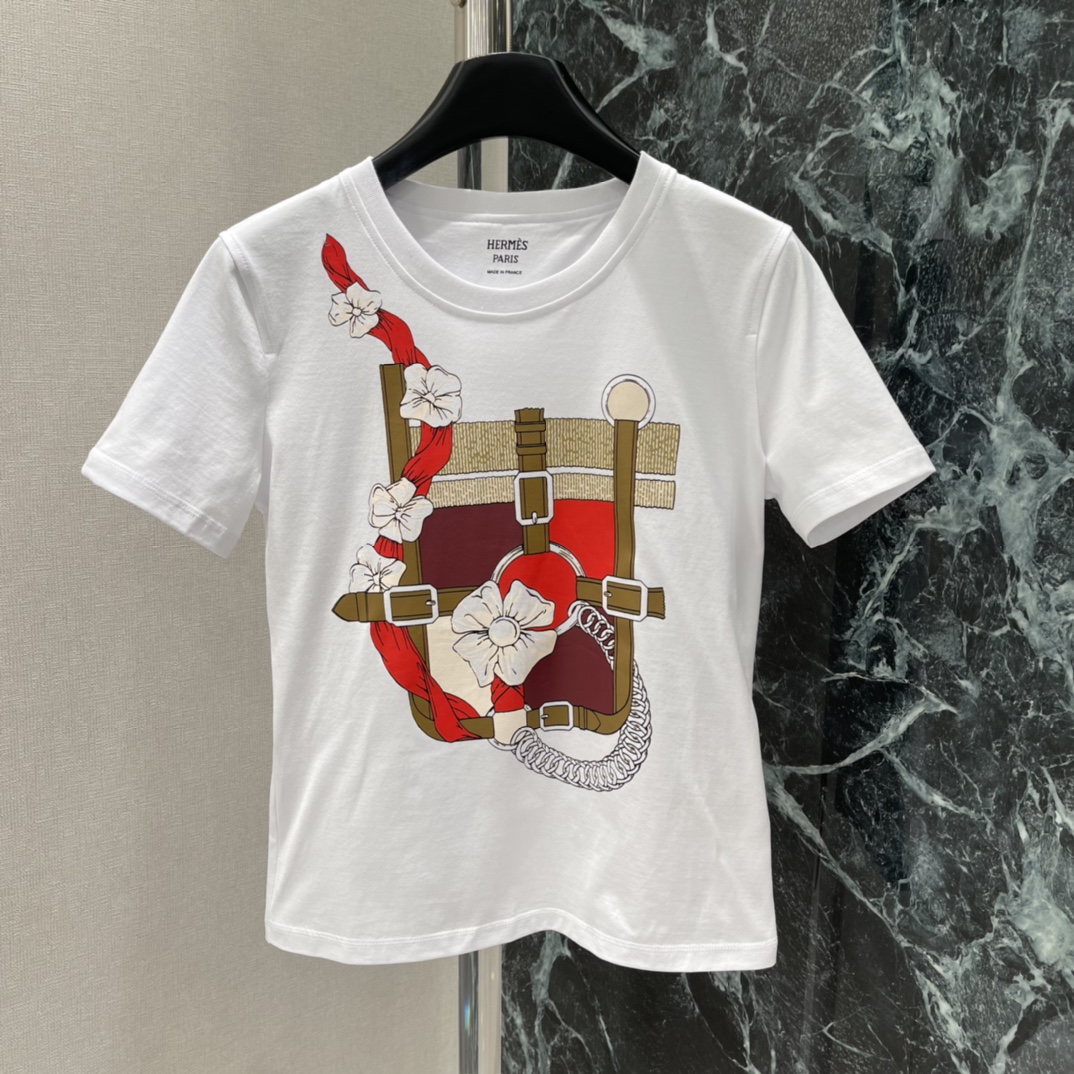 Her 26春季新款 印花短袖T恤 正面马鞍印花超有辨识度 满满品牌经典元素 圆领短袖设计 舒适又时髦 