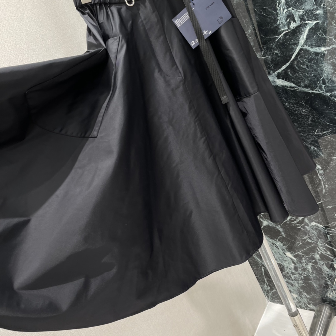 PD 26春季新款 尼龙半身伞裙 搭配经典三角标和松紧腰设计，简约又时髦!修饰腿型超显瘦 定制五金腰带 