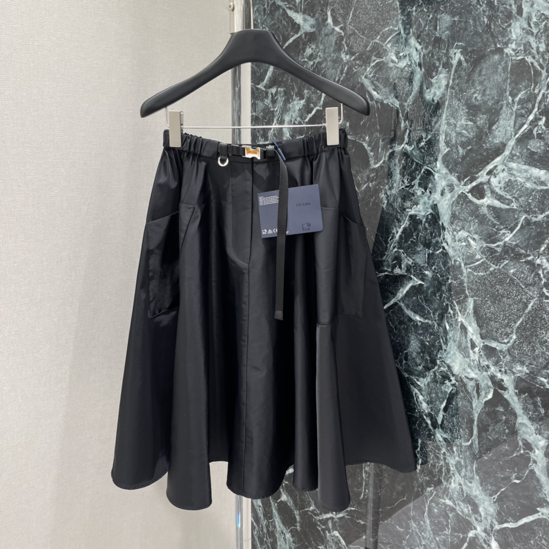 PD 26春季新款 尼龙半身伞裙 搭配经典三角标和松紧腰设计，简约又时髦!修饰腿型超显瘦 定制五金腰带 