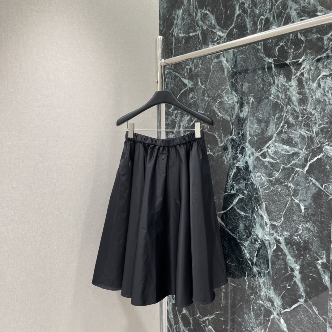 PD 26春季新款 尼龙半身伞裙 搭配经典三角标和松紧腰设计，简约又时髦!修饰腿型超显瘦 定制五金腰带 