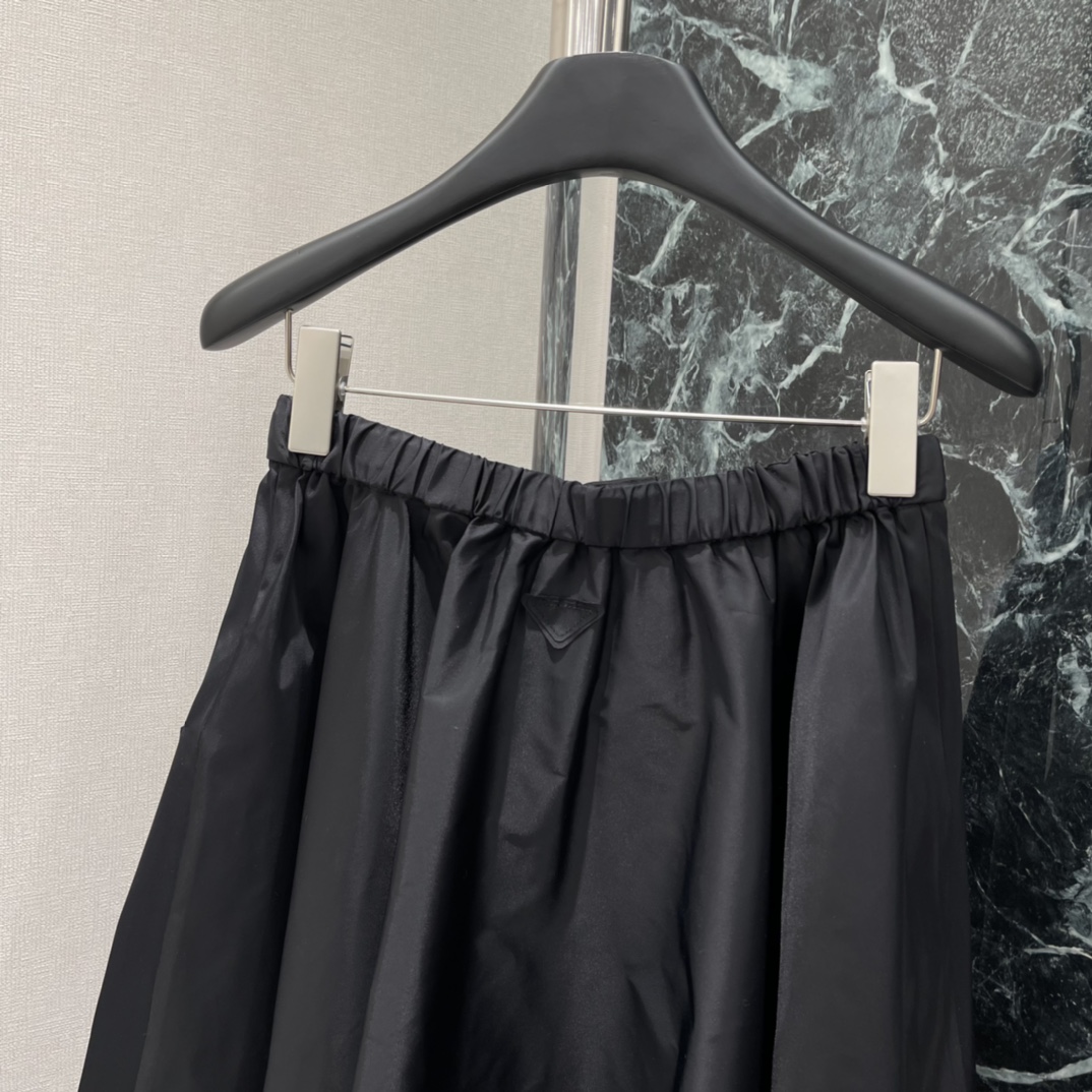 PD 26春季新款 尼龙半身伞裙 搭配经典三角标和松紧腰设计，简约又时髦!修饰腿型超显瘦 定制五金腰带 