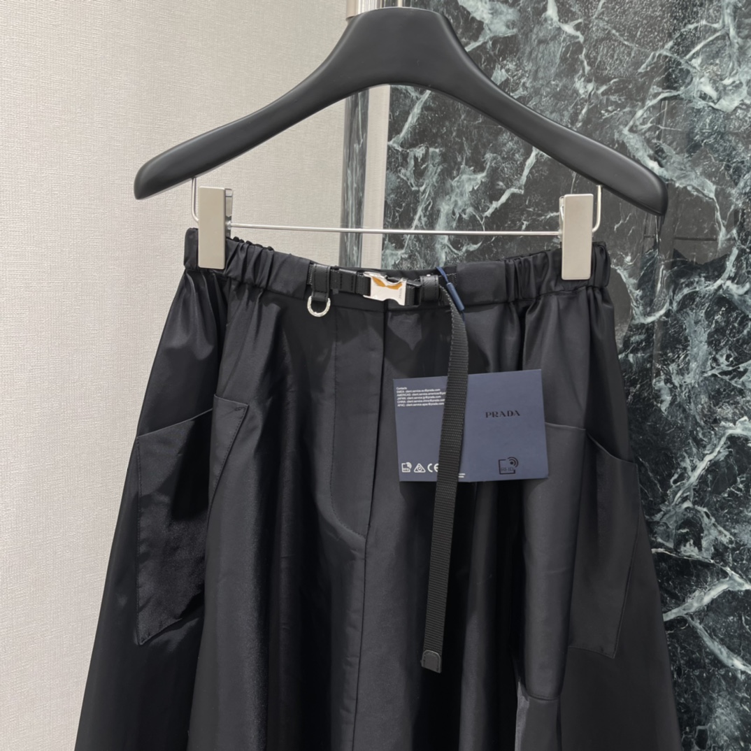 PD 26春季新款 尼龙半身伞裙 搭配经典三角标和松紧腰设计，简约又时髦!修饰腿型超显瘦 定制五金腰带 