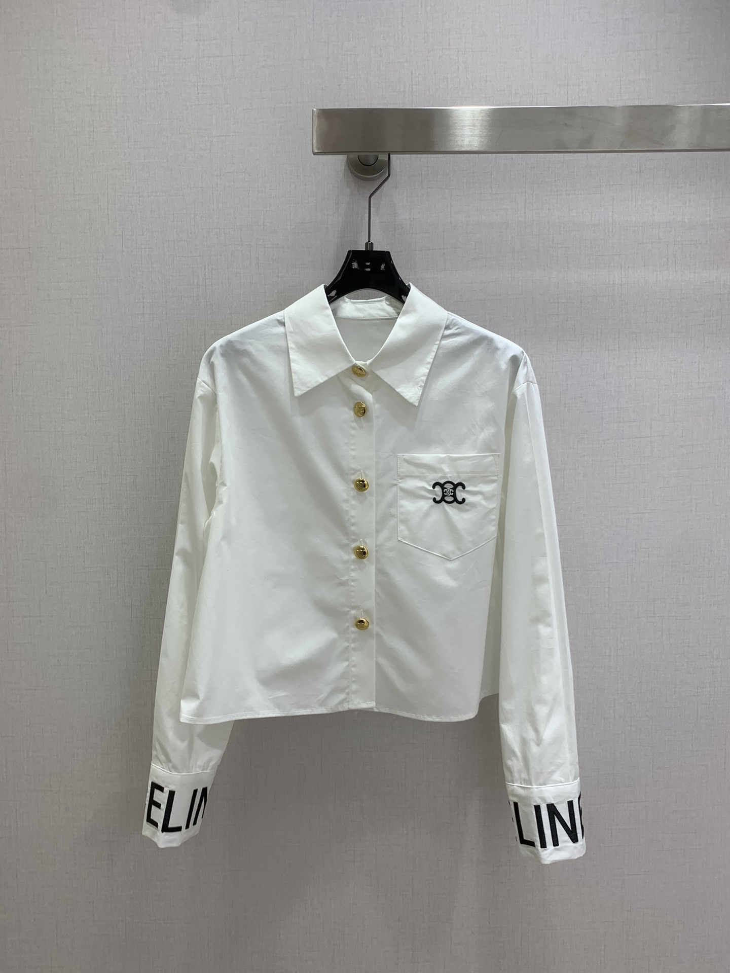 NO:697706,Highly recommended CEL*2026 early spring new embroidered pocket short shirt. The upper body is really good. The chest pocket + cuff embroidery can be easily matched with any combination to have a relaxed feeling. Three colors SML code. High quality ABC, shirts,19860909强烈推荐 CEL*2026早春新款 刺绣口袋短款衬衫 上身真的好绝胸前口袋+袖口刺绣随便搭配都能轻松拥有松弛感穿搭 三个色 SML码 高品质ABC,,shirts,,Women's clothing