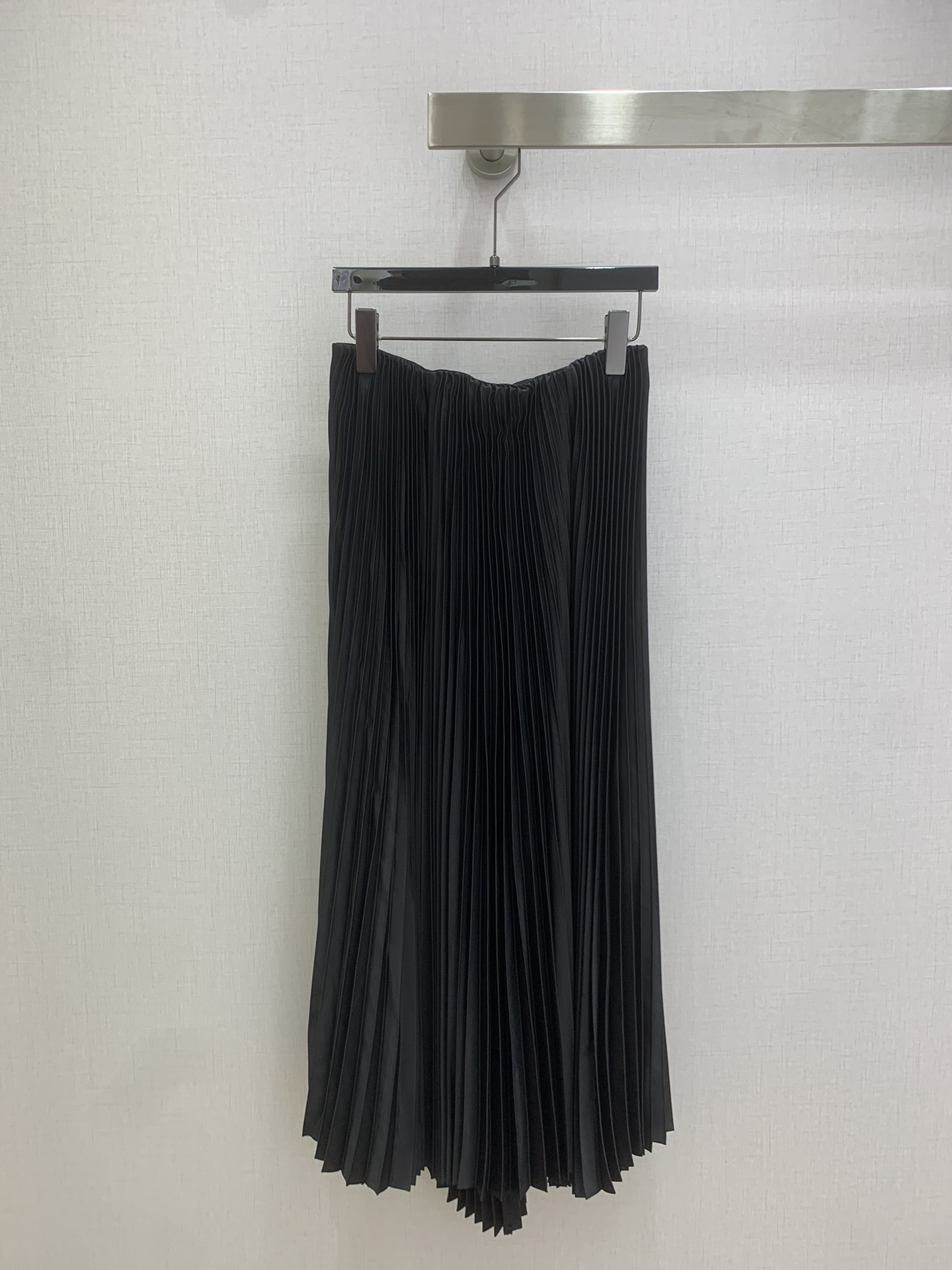 NO:697702,Highly recommended for early spring 2026. Minimalist pleated long skirt. Satin glossy drape, elegant and stylish. Large hem pleated skirt. Irregular skirt design, simple and elegant, super slimming. This sweet and advanced solid color pleated skirt is indispensable for such a fashionable and easy-to-wear skirt to create a concave shape. Four colors, SMLXL code, high quality ABC,,skirts,19860909强烈推荐 2026早春新款 极简压褶长半裙 缎面光泽垂感优雅洋气大摆压褶裙 不规则裙摆设计简约大气超显瘦 .这款气质甜美高级的纯色百褶半身裙,算是也少不了这样时髦好穿的半裙来凹造型鸭 四个色 SMLXL码 高品质ABC,,skirts,,Women's clothing