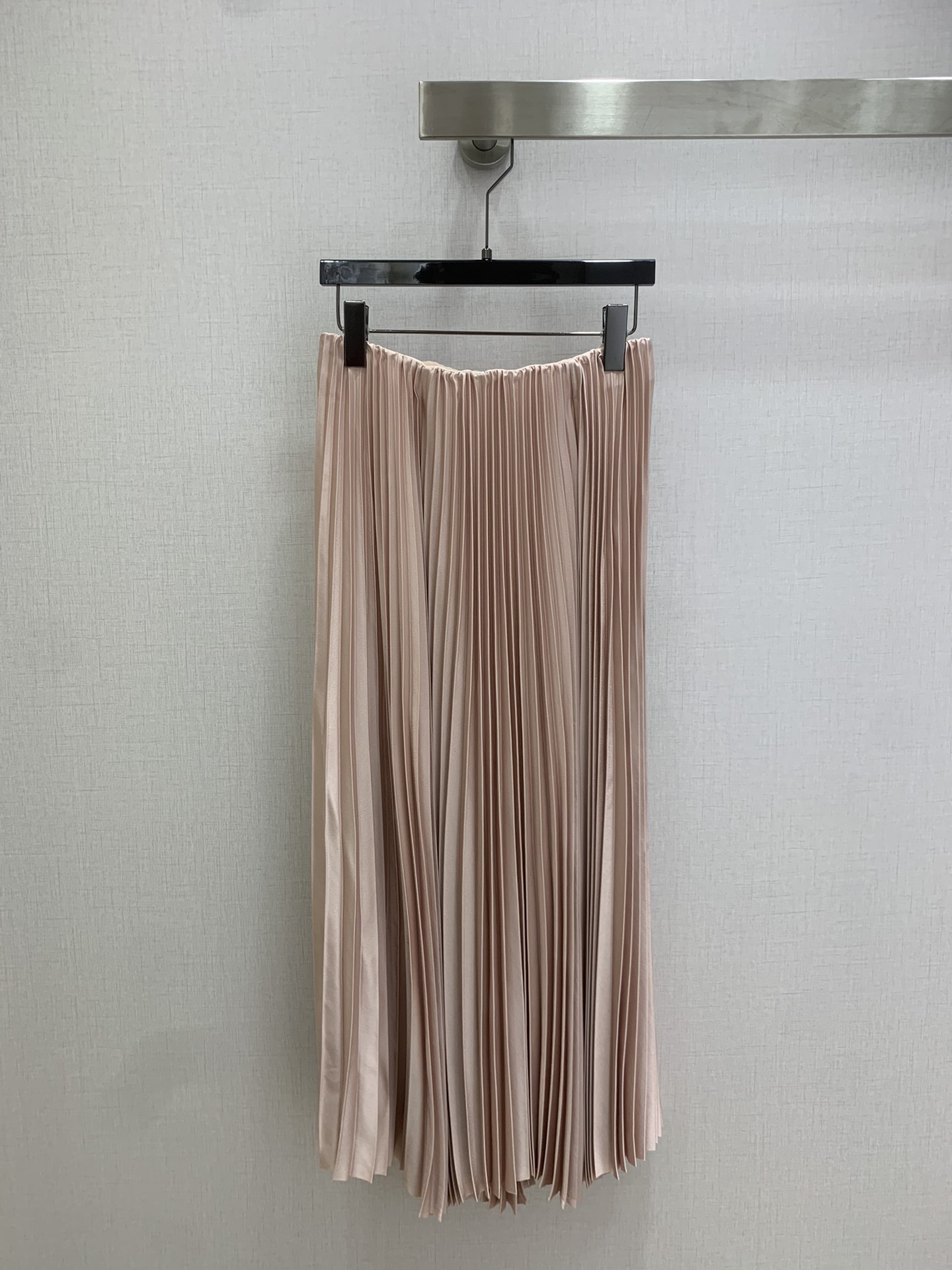 NO:697700,Highly recommended for early spring 2026. Minimalist pleated long skirt. Satin glossy drape, elegant and stylish. Large hem pleated skirt. Irregular skirt design, simple and elegant, super slimming. This sweet and advanced solid color pleated skirt is indispensable for such a fashionable and easy-to-wear skirt to create a concave shape. Four colors, SMLXL code, high quality ABC,,skirts,19860909强烈推荐 2026早春新款 极简压褶长半裙 缎面光泽垂感优雅洋气大摆压褶裙 不规则裙摆设计简约大气超显瘦 .这款气质甜美高级的纯色百褶半身裙,算是也少不了这样时髦好穿的半裙来凹造型鸭 四个色 SMLXL码 高品质ABC,,skirts,,Women's clothing