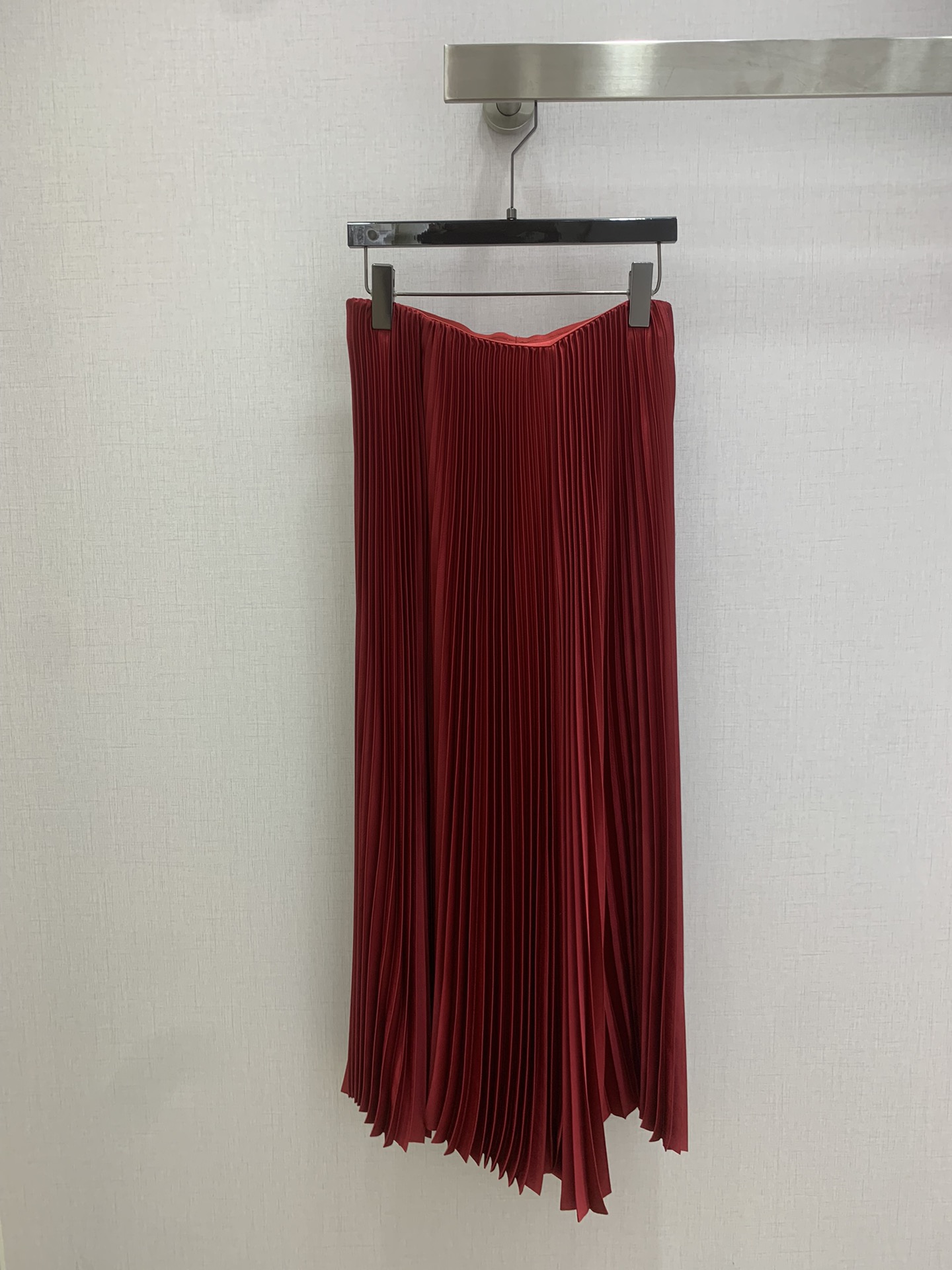NO:697696,Highly recommended for early spring 2026. Minimalist pleated long skirt. Satin glossy drape, elegant and stylish. Large hem pleated skirt. Irregular skirt design, simple and elegant, super slimming. This sweet and advanced solid color pleated skirt is indispensable for such a fashionable and easy-to-wear skirt to create a concave shape. Four colors, SMLXL code, high quality ABC,,skirts,19860909强烈推荐 2026早春新款 极简压褶长半裙 缎面光泽垂感优雅洋气大摆压褶裙 不规则裙摆设计简约大气超显瘦 .这款气质甜美高级的纯色百褶半身裙,算是也少不了这样时髦好穿的半裙来凹造型鸭 四个色 SMLXL码 高品质ABC,,skirts,,Women's clothing