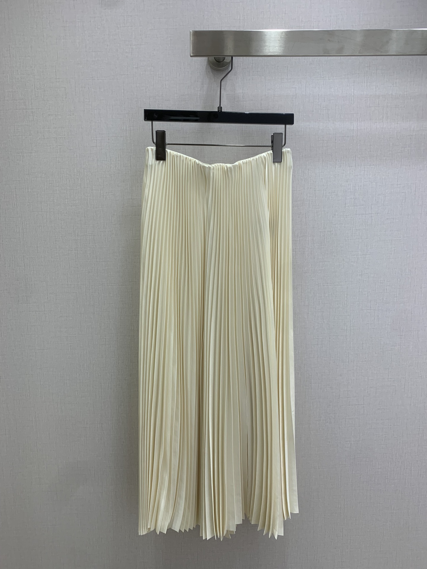 NO:697691,Highly recommended for early spring 2026. Minimalist pleated long skirt. Satin glossy drape, elegant and stylish. Large hem pleated skirt. Irregular skirt design, simple and elegant, super slimming. This sweet and advanced solid color pleated skirt is indispensable for such a fashionable and easy-to-wear skirt to create a concave shape. Four colors, SMLXL code, high quality ABC,,skirts,19860909强烈推荐 2026早春新款 极简压褶长半裙 缎面光泽垂感优雅洋气大摆压褶裙 不规则裙摆设计简约大气超显瘦 .这款气质甜美高级的纯色百褶半身裙,算是也少不了这样时髦好穿的半裙来凹造型鸭 四个色 SMLXL码 高品质ABC,,skirts,,Women's clothing