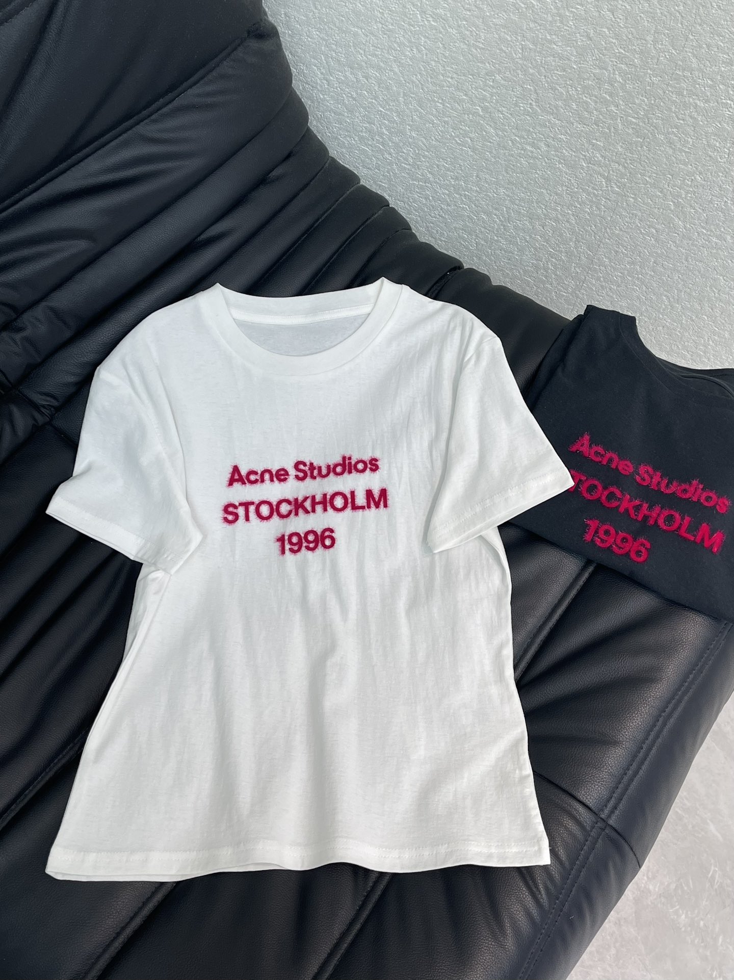 NO:697676,Acne studi* 26 spring and summer limited new 1966 letter printed flocked short-sleeved T-shirt丨Exclusively developed by yb!  Top quality production!  The classic white/black background contrasts with eye-catching rose red flocked letters, and the three-dimensional flocking texture makes the printing more textured, breaking the monotony of basic T-shirts. The soft cotton fabric is skin-friendly and breathable, and the short slim cut just outlines the waist and abdomen lines, making it a wide fit.  Leg jeans are a casual Nordic street style, and paired with a skirt, they can unlock a sweet and cool girly feel. The 1966 limited edition logo hides the brand's ingenuity. One piece can become the finishing touch of an early spring outfit, and the niche and non-contrasting atmosphere can be directly captured ~ SML  A,,acne studios,skirts,jeans,T-shirt,tees,t-shirt,19860909Acne studi* 26春夏限定新款 1966字母印花植绒短袖T恤丨独家yb开发！顶级高版出品！经典的白/黑底色撞亮眼玫红植绒字母,立体的植绒纹理让印花更有质感,打破基础款T恤的单调.软乎乎的棉质面料亲肤又透气,短款修身剪裁刚好勾勒出腰腹线条,搭阔腿牛仔裤是随性的北欧街头风,配半身裙又能解锁甜酷少女感.1966限定标识暗藏品牌巧思,一件就能成为早春穿搭的点睛之笔,小众不撞款的氛围感直接拿捏～SML A,,acne studios,skirts,jeans,T-shirt,tees，t-shirt,,Women's clothing