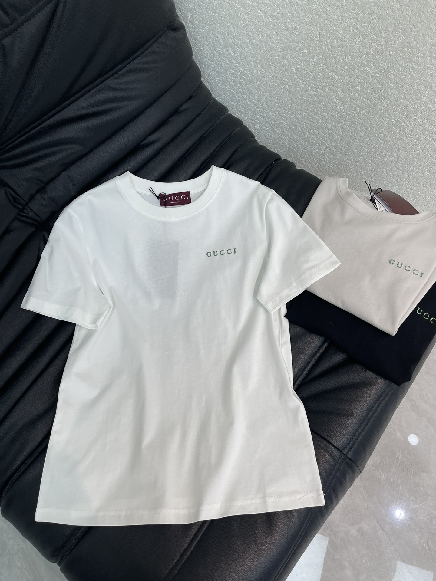 NO:697666,Gucc*26 new spring and summer printed letter logo short-sleeved T-shirt. Customized YB mercerized cotton material, breathable and comfortable, full of texture, regular short-sleeved T-shirt cut, this can be called the ceiling of the versatile world!  The pure background color is neat and high-end, and the small letter logo on the chest shows the brand style in a low-key manner. There is no complicated decoration but it shows a simple texture. The soft cotton fabric is skin-friendly and breathable, and the loose version hides flesh and is casual. Whether worn alone to create a casual style, or layered with shirts and suits to create a sense of layering, it can be easily held in various dressing scenes. It is an indispensable basic treasure in the wardrobe. SML AA,, gucci, shirts, T-shirt, tees, t-shirt, business suit,19860909Gucc*26春夏新款印花字母徽标短袖T恤.定制YB丝光全棉材质,透气舒适,质感十足,常规短袖T恤裁剪,这款堪称百搭界的天花板！纯底色利落又高级,胸口小巧的字母标识低调彰显品牌格调,没有繁复装饰却尽显简约质感.柔软的棉质面料亲肤透气,宽松的版型藏肉又随性,不管是单穿打造休闲风,还是叠穿衬衫、西装营造层次感,都能轻松hold住各种穿搭场景,是衣橱里不可或缺的基础款宝藏.SML AA,,gucci,shirts,T-shirt,tees，t-shirt,business suit,,Women's clothing