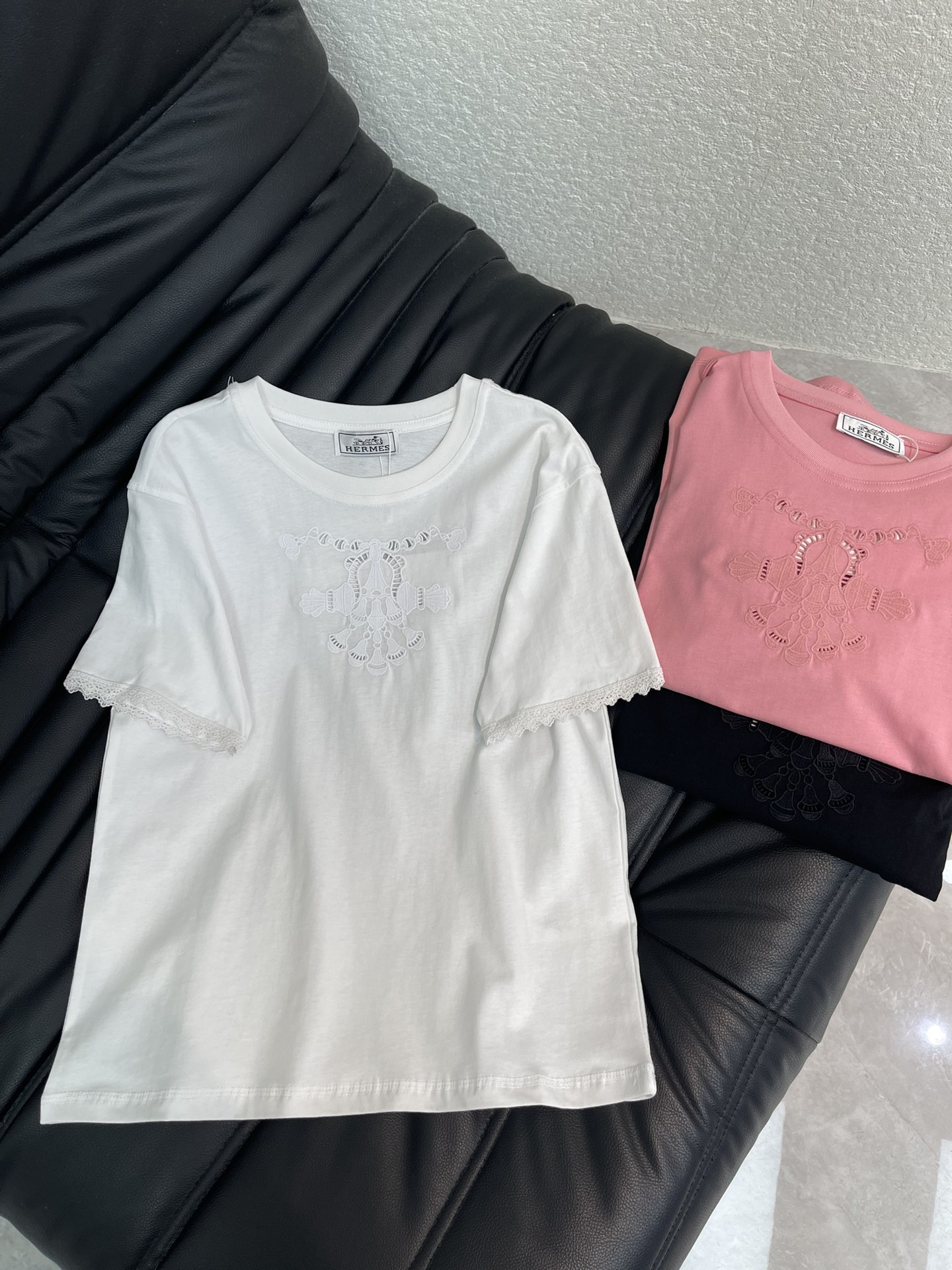 NO:708171,Herme*26 new spring and summer hollow embroidered logo short-sleeved T-shirt. Customized YB native cotton material, breathable and comfortable, full of texture, small T-shirt cut, embroidered T-shirt knows how to balance sweetness and coolness!  Exquisite dark embroidery, low-key hidden details, and the lace on the cuffs add a touch of softness. The soft cotton fabric is skin-friendly and breathable, and the loose fit hides flesh and is casual. It is simple and advanced when worn alone, and can be easily layered when layered. It is a versatile treasure in the wardrobe. SML, hermes, T-shirt, tees, t-shirt,19860909Herme*26春夏新款镂空刺绣徽标短袖T恤.定制YB原生全棉材质,透气舒适,质感十足,小款T恤裁剪,刺绣T恤太懂甜酷平衡了！精致的暗纹刺绣,低调中藏着细节巧思,袖口的蕾丝花边又添了几分柔美感.柔软的棉质面料亲肤透气,宽松的版型藏肉又随性,单穿简约高级,叠穿也能轻松打造层次感,是衣橱里的百搭宝藏款.SML,,hermes,T-shirt,tees，t-shirt,,Women's clothing