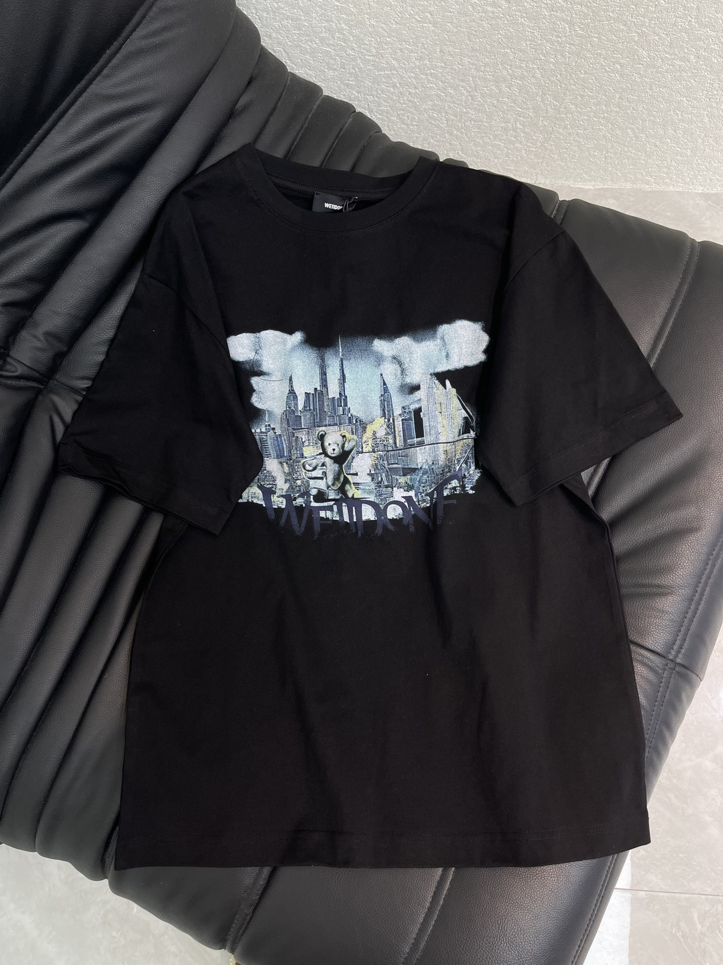 NO:708897,Well*26 new spring and summer new cartoon bear letter city building printed short-sleeved T-shirt Pure cotton fabric Loose fit High-density fashionable sports style Every daily wear Playful and age-reducing design elements full of vitality High quality Size SML A,, T-shirt, tees, t-shirt,19860909Well*26春夏新款卡通小熊字母城市建筑印花短袖T恤 纯棉面料 宽松版型 高密度时髦运动风 每个日常的穿搭 俏皮减龄充满元气的设计元素 高品质 尺码SML A,,T-shirt,tees，t-shirt,,Women's clothing