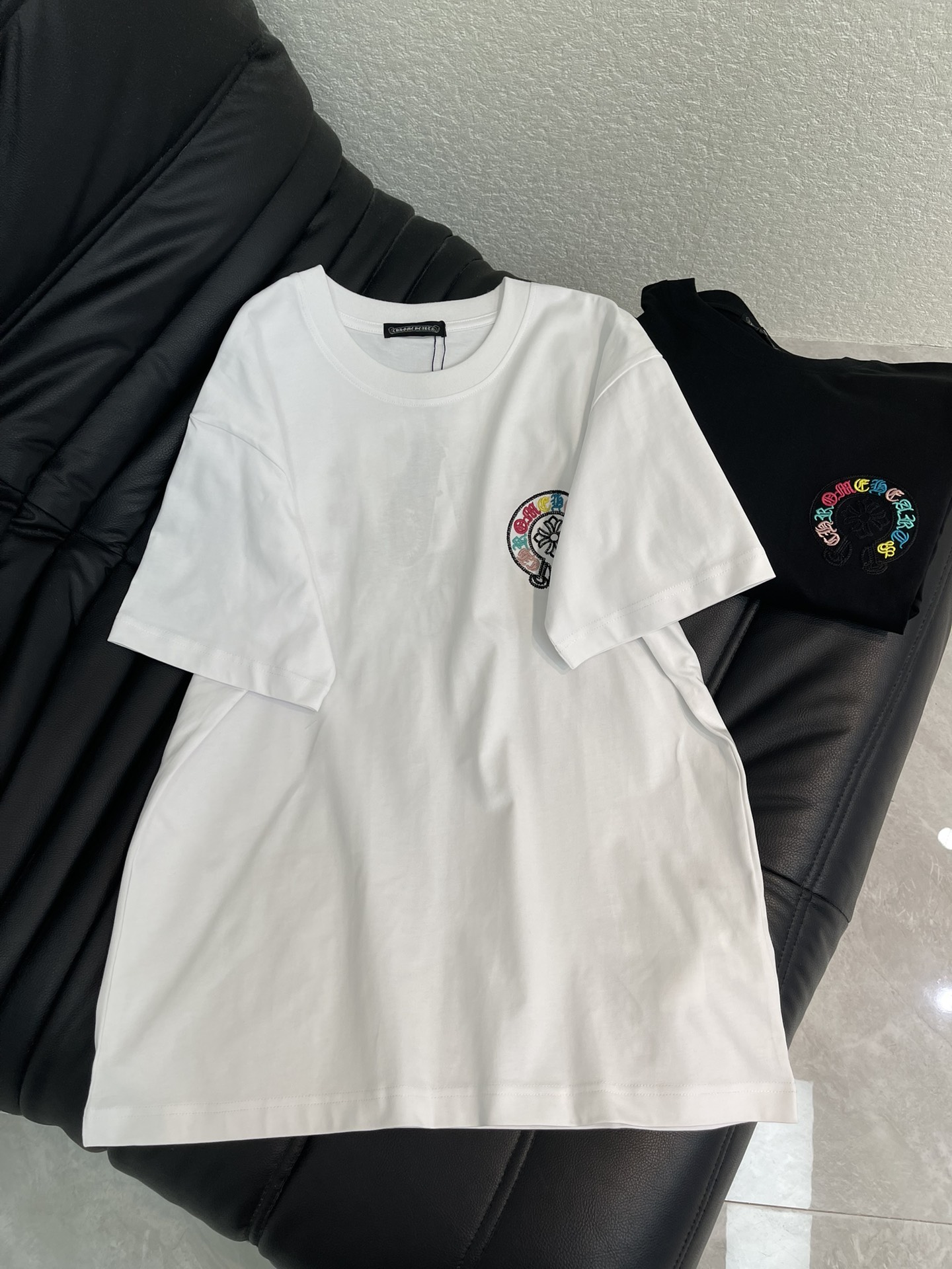 NO:708188,Chrome Heart*26 new Chrome Heart cross embroidered short-sleeved T-shirt. It is made of high-weight pure cotton material, soft and breathable, with colorful Sanskrit cross embroidery on the chest, and circular Logo + cross pattern on the back. It has full visual impact and can be easily controlled in street style and trendy occasions. Same style for men and women!  SML,,chrome hearts,chrome hearts,T-shirt,tees,t-shirt,19860909Chrome Heart*26新款克罗心十字架刺绣短袖T恤.采用高克重纯棉材质,柔软透气,胸前十字梵文彩色刺绣,背面圆形Logo+十字架图案,视觉冲击力满分,街头风、潮流场合都能轻松驾驭.男女同款！SML,,chrome hearts,chrome hearts,T-shirt,tees，t-shirt,,Women's clothing