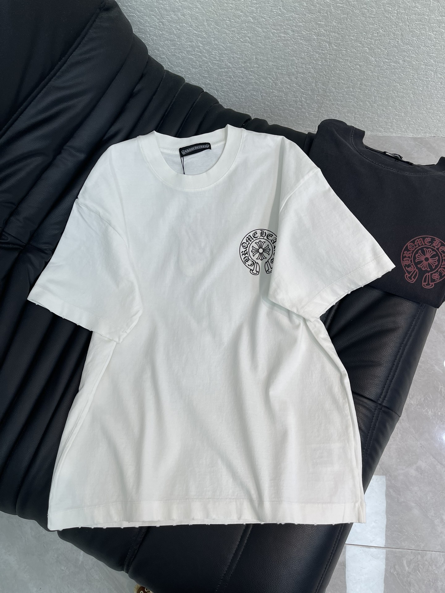 NO:708166,Chrome Heart* Chrome Heart 26 new horseshoe cross printed short-sleeved T-shirt. High weight pure cotton fabric, skin-friendly and breathable, super comfortable to wear in summer! Horseshoe cross pattern on the chest, simple and personalized, great for daily wear or couple wear, easy to create American street style, showing free attitude. Same style for men and women!  S-XL A,,chrome hearts,chrome hearts,T-shirt,tees,t-shirt,19860909Chrome Heart*克罗心26新款马蹄十字印花短袖T恤.高克重纯棉面料,亲肤透气,夏天穿超舒服!胸前马蹄十字花,简约又有个性,日常穿搭或情侣装都很出彩,轻松打造美式街头风,彰显自由态度.男女同款！S-XL A,,chrome hearts,chrome hearts,T-shirt,tees，t-shirt,,Women's clothing