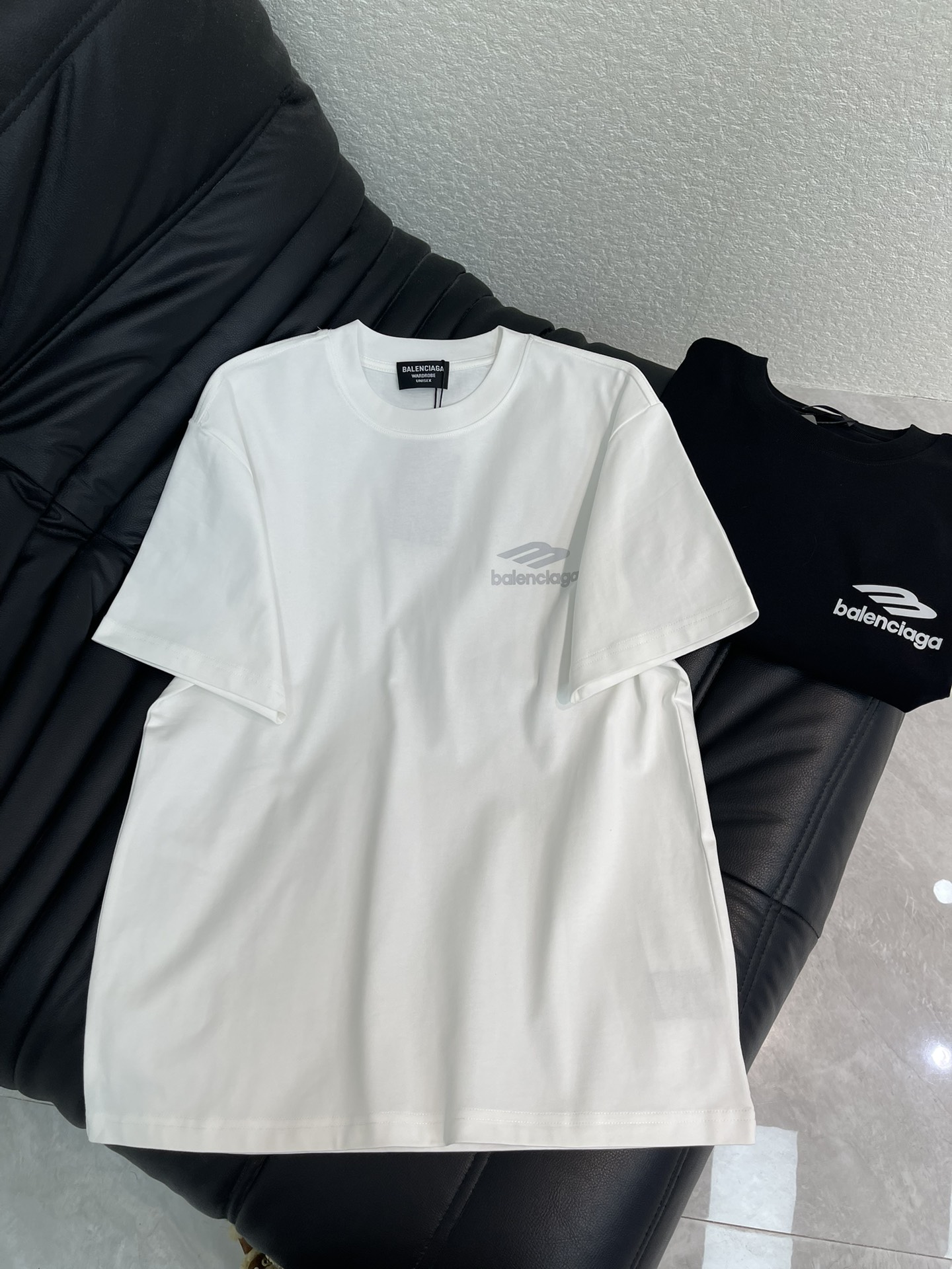 NO:708190,Balenciag*26 new ski short-sleeved T-shirt. Main color + white logo, simple and recognizable! Plain cotton fabric, soft and comfortable fabric, loose and unisex cut, suitable for both men and women. Full details, super artistic, great for daily wear or trendy occasions. Paired with jeans and casual pants, you can easily get high street style! Same style for men and women!  S-XL,,balenciaga,jeans,T-shirt,tees,t-shirt,19860909Balenciag*26新款滑雪短袖T恤.主色+白色 Logo,简约又有辨识度!平纹针织纯棉面料,面料柔软舒适,宽松中性剪裁,男女都能轻松驾驭计.细节满分,超有艺术感日常穿搭或潮流场合都很出彩,搭配牛仔裤、休闲裤,轻松get高街风!男女同款！S-XL,,balenciaga,jeans,T-shirt,tees，t-shirt,,Women's clothing