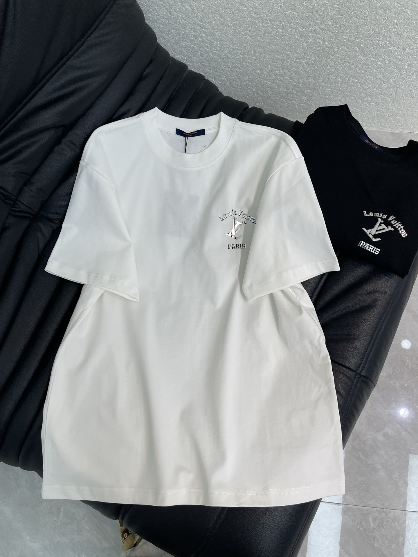 NO:708170,Louis Vuitto*26 new splicing logo short-sleeved T-shirt. Heavy cotton fabric, crisp and stylish, not soft, close to the skin, breathable and durable, and not easy to deform no matter how many times it is washed~ The classic LV letters + 'Louis Vuitton PARIS' printing on the chest, 'LouisVuitton Paris' + classic Monogram elements on the back, the technology uses flocking splicing printing technology, the overall low-key luxury, simplicity and brand recognition. The same style for men and women!  S-XL A,,louis vuitton,louis vuitton,T-shirt,tees,t-shirt,19860909Louis Vuitto*26新款拼接标识短袖T恤.重磅纯棉面料,挺括有型不软塌,贴肤透气又耐穿,洗多少次都不易变形~胸前经典LV字母+'Louis Vuitton PARIS'印花,背面'LouisVuitton Paris'字样+经典Monogram元素,工艺采用植绒拼接印花工艺,整体低调奢华,简约中自带品牌辨识度.男女同款！S-XL A,,louis vuitton,louis vuitton,T-shirt,tees，t-shirt,,Women's clothing