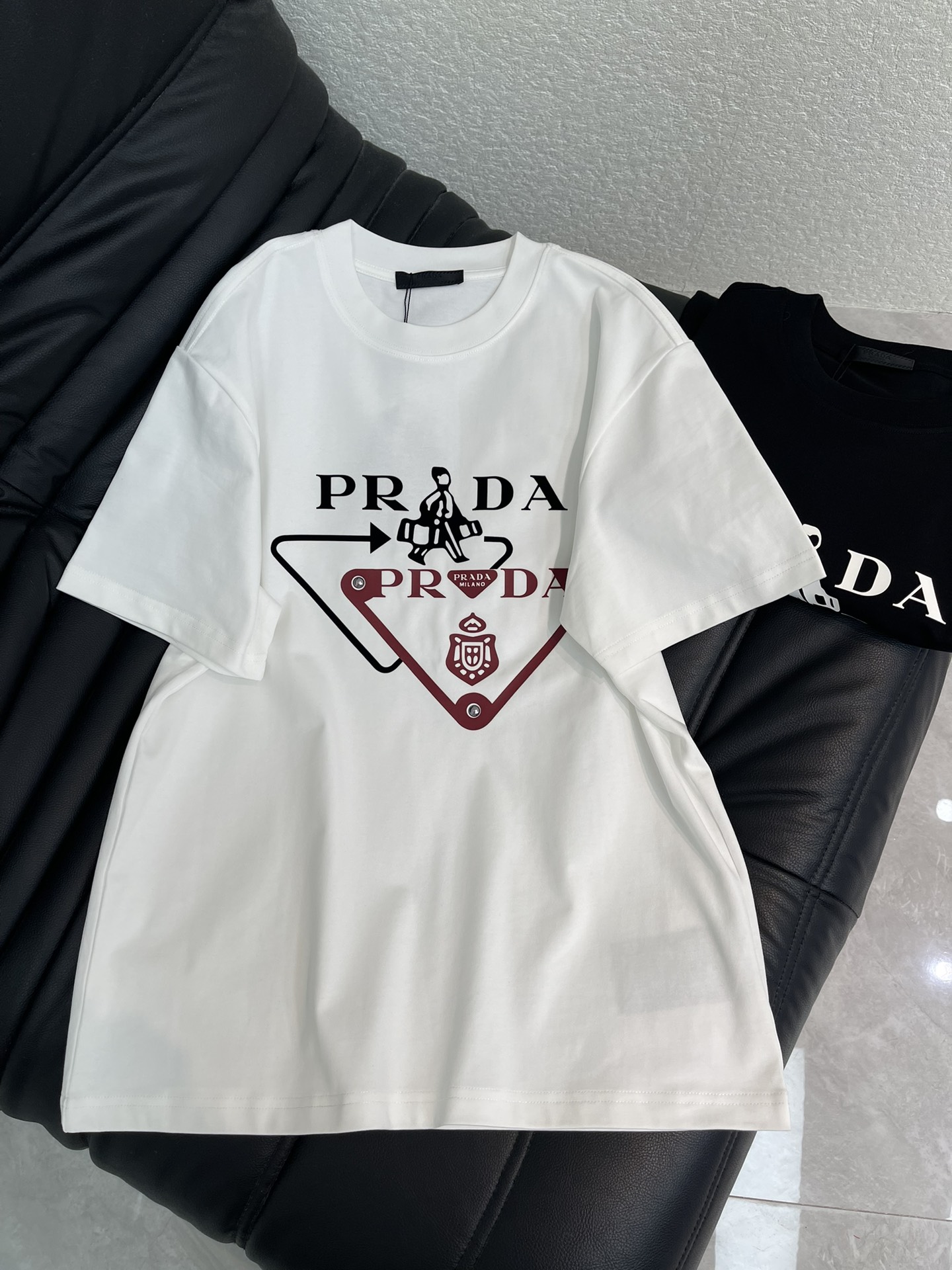 NO:708164,Prad*26 new triangle logo short-sleeved T-shirt. The P triangle logo T-shirt is on the street in the summer, full of low-key luxury! Classic and timeless, the iconic triangle logo print on the chest is so annoying! Contrasting letters + red triangle logo, low-key hidden secrets! Metallic luster collides with pure cotton texture, simplicity and high recognition, when walking on the street, heavy imported pure cotton fabric, it has a solid soft waxy feel when you first use it, it does not collapse or deform after washing, the same style for men and women!  S-XL,,prada,T-shirt,tees,t-shirt,19860909Prad*26新款三角标短袖T恤.P家三角标T恤夏日出街C位,低调奢感拉满!经典永不过时,胸前标志性三角标印花太戳我!撞色字母+红色三角标撞色,低调中藏着小心机!金属光泽碰撞纯棉肌理,简约中自带高辨识度,走在街上回头率,重磅进口纯棉面料,上手就是扎实的软糯感,洗后不塌不变形,男女同款！S-XL,,prada,T-shirt,tees，t-shirt,,Women's clothing