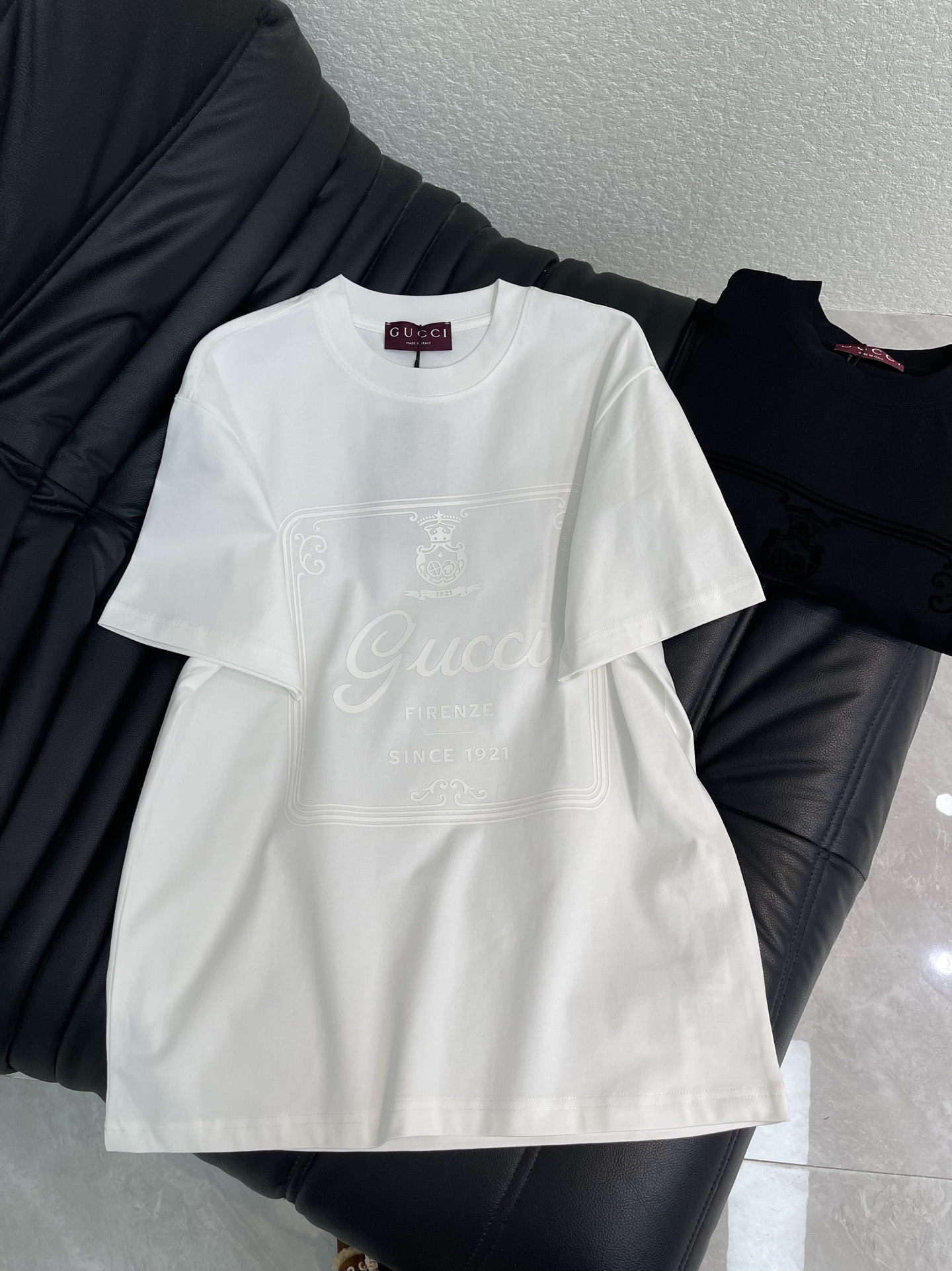 NO:708181,Gucc*26 new short-sleeved T-shirts with printed logos. They are made of high-weight washed fabrics with complex craftsmanship and personalized color matching. The full shape matching and T-shirt design with sharp contrasting colors make them the focus of the street. These T-shirts are not only fashionable. Colorful patterns are fun and attractive, and the upper body is slimmer and suitable for both men and women!  S-XL A,,gucci,T-shirt,tees,t-shirt,19860909Gucc*26新款印花标识短袖T恤.采用高克重洗水面料,工艺复杂,添加个性色彩搭配 ,十足的造型搭配和彩色形成鲜明对比效果的T恤设计,让他们成为街头焦点.这些T恤不仅具有时尚感.彩色图案,趣味又吸晴,上身显瘦穿搭,男女同款！S-XL A,,gucci,T-shirt,tees，t-shirt,,Women's clothing