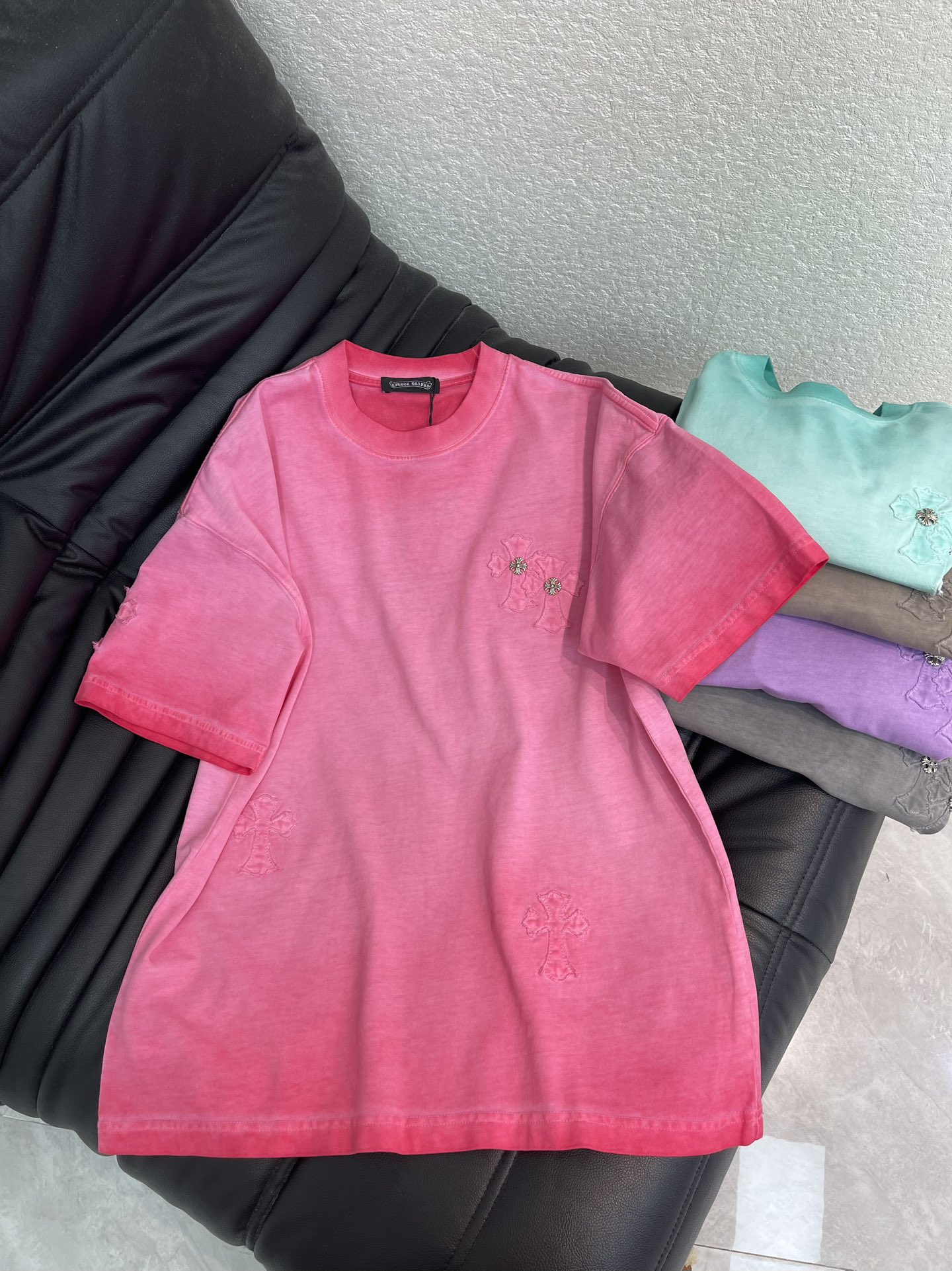 NO:708184,Chrome Hearts* Chrome Hearts 26 new cross patch embroidered short-sleeved T-shirt. Pure cotton washed distressed technology, washed fabrics are not limited to basic colors, but also have rich distressed effects to meet different style needs. The fabric is breathable and comfortable, and the unique design combines the brand's fashion elements, making people feel a unique artistic charm and cultural heritage. This T-shirt can make you the focus, easily control various styles, and show your personal charm. OS large version, same style for men and women!  S-XL,,chrome hearts,chrome hearts,T-shirt,tees,t-shirt,19860909Chrome Hearts*克罗心26新款十字架贴布绣短袖T恤.纯棉水洗做旧工艺, 水洗面料不仅限于基础色彩,更有丰富的 做旧效果,满足不同风格需求.面料透气舒适,设计独特,融合了品牌的时尚元素,让人感受到一种独特的艺术魅力与文化底蕴.这款T恤都能让你成为焦点,轻松驾驭各种风格,展现个性魅力.OS大版型,男女同款！S-XL,,chrome hearts,chrome hearts,T-shirt,tees，t-shirt,,Women's clothing