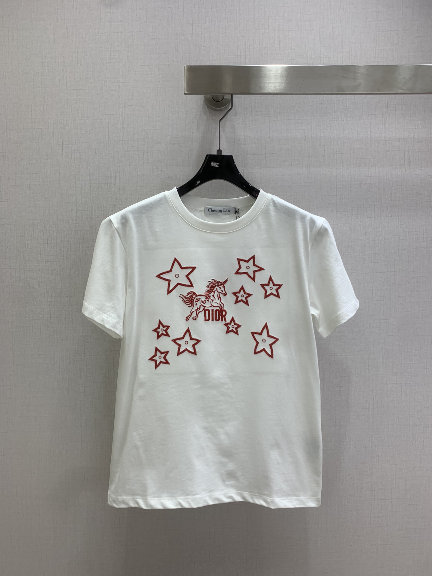 NO:697684,Highly recommended DIO*2026 early spring new style embroidered five-pointed star horse short-sleeved T-shirt with customized red five-pointed star. Made of cotton fabric with soft and delicate texture. The fit is comfortable and good-looking!  One color SML code high quality ABC,,dior,T-shirt,tees,t-shirt,19860909强烈推荐 DIO*2026早春新款 刺绣五角星马短袖T恤 定制红色五角星 采用棉面料质感柔软细腻 版型合身上身效果舒适好看！一个色 SML码 高品质ABC,,dior,T-shirt,tees，t-shirt,,Women's clothing
