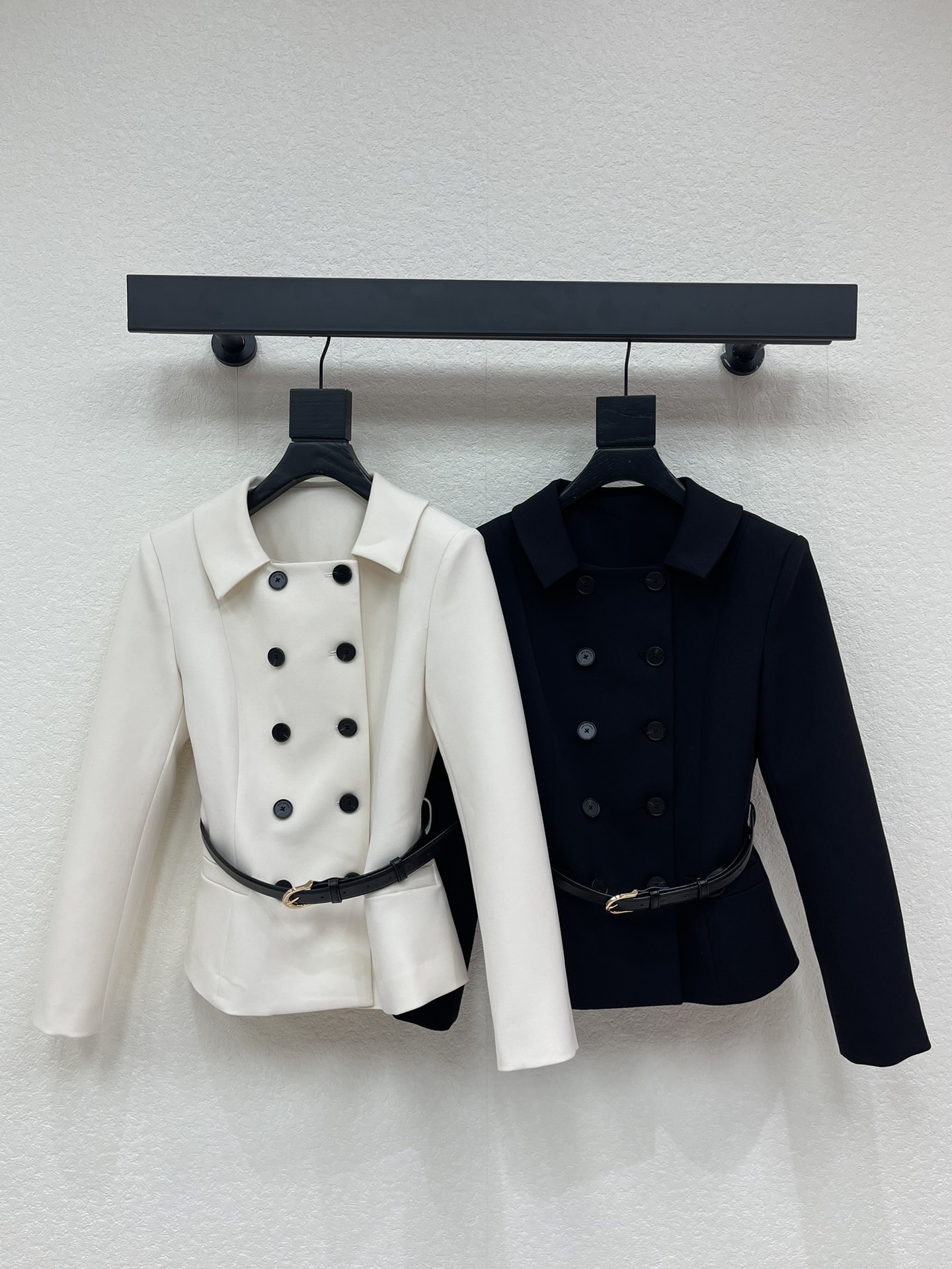 NO:708515,SP*26 new early spring new product classic double-breasted design lapel blazer and bootcut trousers suit. The collision of cool British style and feminine softness is stunning. Slim-fitting blazer paired with bootcut trousers to extend the vertical proportion and highlight the minimalist and atmospheric workplace style. Cinch the waist and match it with a belt to instantly raise the waistline. The neat tailoring outlines the body shape to show the cool charm. SML Outerwear,,jackets & coats,business suit,19860909SP*26早春新品经典双排扣设计翻领西装外套微喇长裤套装 飒爽英伦风与女性柔美碰撞一整个惊艳住 修身西装外套搭配微喇西裤 延长纵向比例 凸显极简大气的职场风范 收腰搭配腰带 瞬间拉高腰线 利落剪裁勾勒身形尽显酷飒魅力 SML 外,,jackets & coats,business suit,,Women's clothing