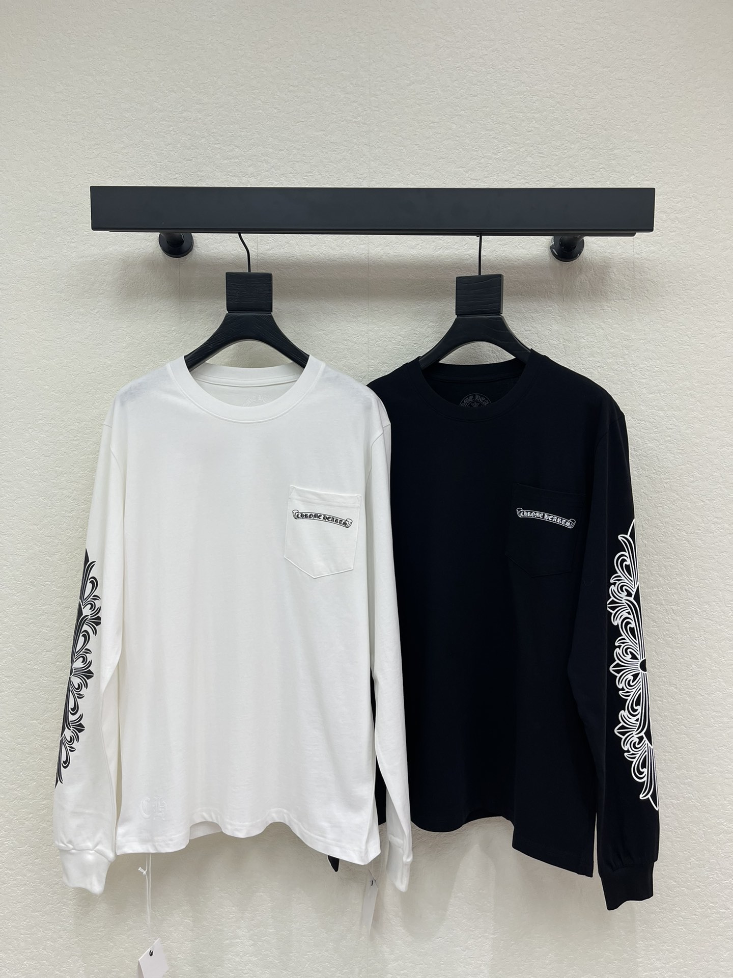 NO:708520,Chrome Hearts Chrome Hearts Aspen Limited -Co-branded by Matty Boy -Black and white raglan flower arm printed long-sleeved T-shirt!  A must-have item for early spring. It is perfect whether worn alone or as an inner layer. It is versatile and not picky. The loose fit covers the flesh without being tight. It is very comfortable and has the effect of adjusting body proportions. It is fashionable and high-end. The details are the same for men and women online!  SML,,chrome hearts,chrome hearts,tees,t-shirt,19860909Chrome Hearts 克罗心Aspen限定 -Matty Boy联名 -黑白插肩花臂印花长袖T恤！早春必有的单品 不论单穿或当内搭都超绝,百搭不挑人,宽松版型遮肉不紧绷,舒适感满分自带调节身材比例的功效 时髦高级 细节在线男女同款！SML,,chrome hearts,chrome hearts,tees，t-shirt,,Women's clothing