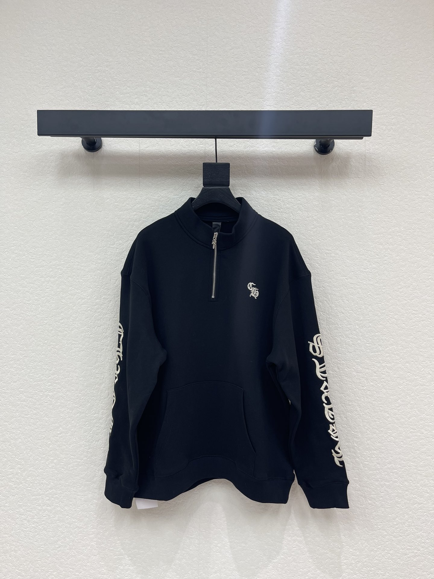 NO:708518,CHROME  HEART* Crow's style half-zip sweatshirt. Made of high-end customized cotton blended fabric, the texture is soft and skin-friendly, comfortable to wear and has excellent warmth retention and stiffness. The material ensures the high-end texture and daily practical wear of the item; the neckline adopts a half-zip stand-up collar  Design, the zipper is smooth and easy to pull, and the shape is neat and stylish, which not only improves the convenience of wearing but also enriches the visual hierarchy; the white Gothic pattern embroidery on the body and sleeve arms has exquisite three-dimensional craftsmanship, breaking the monotony of pure black, injecting cool design details, highlighting the unique style. Same style for men and women!  SML A,,chrome hearts,chrome hearts,hoodie,sweatshirts,19860909CHROME HEART*克罗心风格半拉链卫衣.采用高端定制棉混纺面料,质感柔软亲肤,穿着舒适且兼具出色的保暖性与挺括感,从材质上保障单品的高级质感与日常实穿性；领口采用半拉链立领设计,拉链顺滑易拉,造型利落有型,既提升穿搭便利性又丰富视觉层次；衣身及袖臂的白色哥特式花纹刺绣,工艺精致立体,打破纯黑单调感,注入潮酷设计细节,彰显独特风格.男女同款！SML A,,chrome hearts,chrome hearts,hoodie,sweatshirts,,Women's clothing