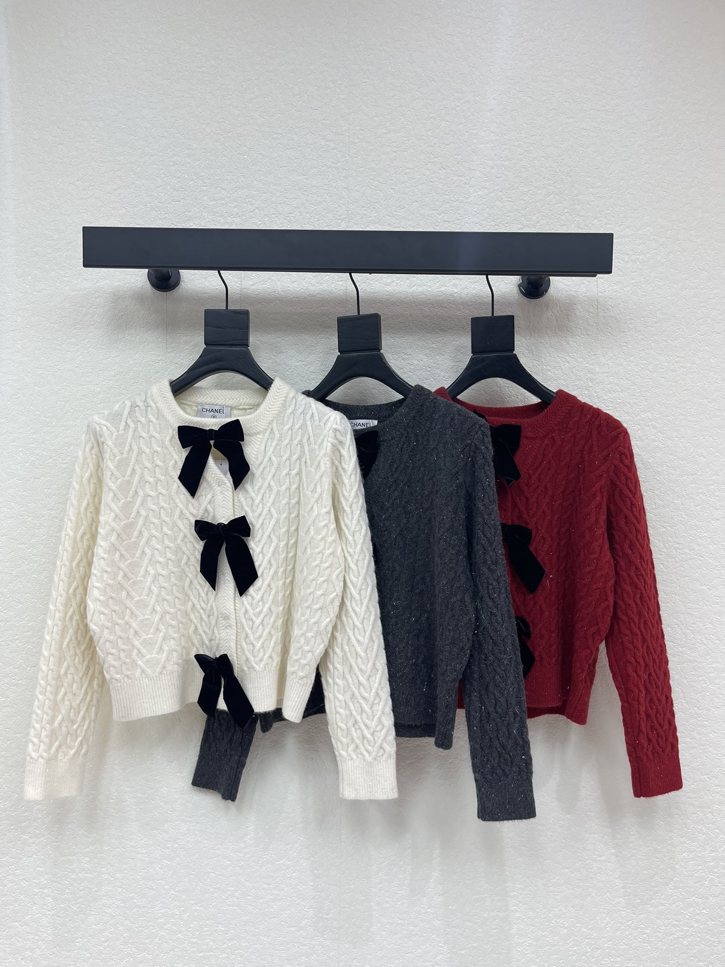 NO:708168,Chane*26 new early spring round neck bow knitted cardigan. Weaved with custom YB wool yarn, with delicate texture and comfortable wear, the bow knitted cardigan brings out the French sweet girl style!  Off-white is gentle and pure, burgundy is rich and white, the three-dimensional twist texture is full of texture, and black velvet bows are embellished in it, which is sweet and elegant yet refined. The soft and waxy wool fabric is skin-friendly, and the regular version hides flesh and is casual. Whether worn with a suspender or worn alone, you can easily create an elegant and sweet ladylike atmosphere. It is a heart-stirring treasure in the wardrobe. SML A,,chanel,19860909Chane*26早春新款圆领蝴蝶结针织开衫.定制YB羊毛纱线织造,质感细腻,穿搭舒适,蝴蝶结针织开衫,把法式甜妹风拉满！米白色温柔纯净,酒红色浓郁显白,立体的麻花纹理质感十足,黑色丝绒蝴蝶结点缀其间,甜美元气又不失精致.软糯的羊毛面料亲肤,常规版型藏肉又随性,不管是内搭吊带还是单穿,都能轻松拿捏优雅又甜美的名媛氛围感,是衣橱里的心动宝藏款.SML A,,chanel,,Women's clothing