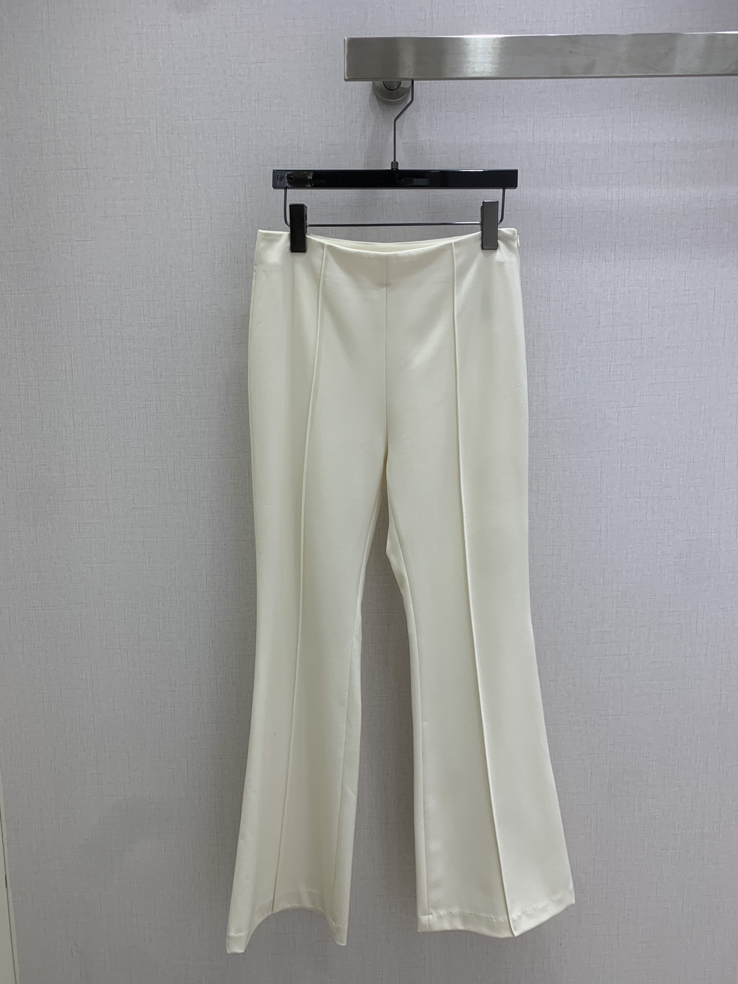 NO:697670,Highly recommended SP*2026 early spring new style. Lapel double-breasted belt blazer, high-waisted micro-flared suit trousers. Separate batches. Slim-fitting waist and three-dimensional tailoring. The upper body can be sweet or salty and super western. The newly custom-developed fabric is very high-end and full of retro fashion. 3D three-dimensional tailoring of bell-bottom pants makes the upper body slim and slim. A suit with its own aura. A must-have item for commuting with a ladylike style. Two colors. SMLXL code.  Gaopin,,jackets & coats,business suit,19860909强烈推荐 SP*2026早春新款 翻领双排扣腰带西装外套高腰微喇叭西装长裤 分开批 腰部修身立体剪裁版型不挑人 上身可甜可盐超洋气 全新定制开发的面料很显高级 复古时髦感十足 3D立体剪裁喇叭裤版型上身巨显瘦 自带气场的套装 气质名媛风白富美必备出街通勤单品 两个色 SMLXL码 高品,,jackets & coats,business suit,,Women's clothing