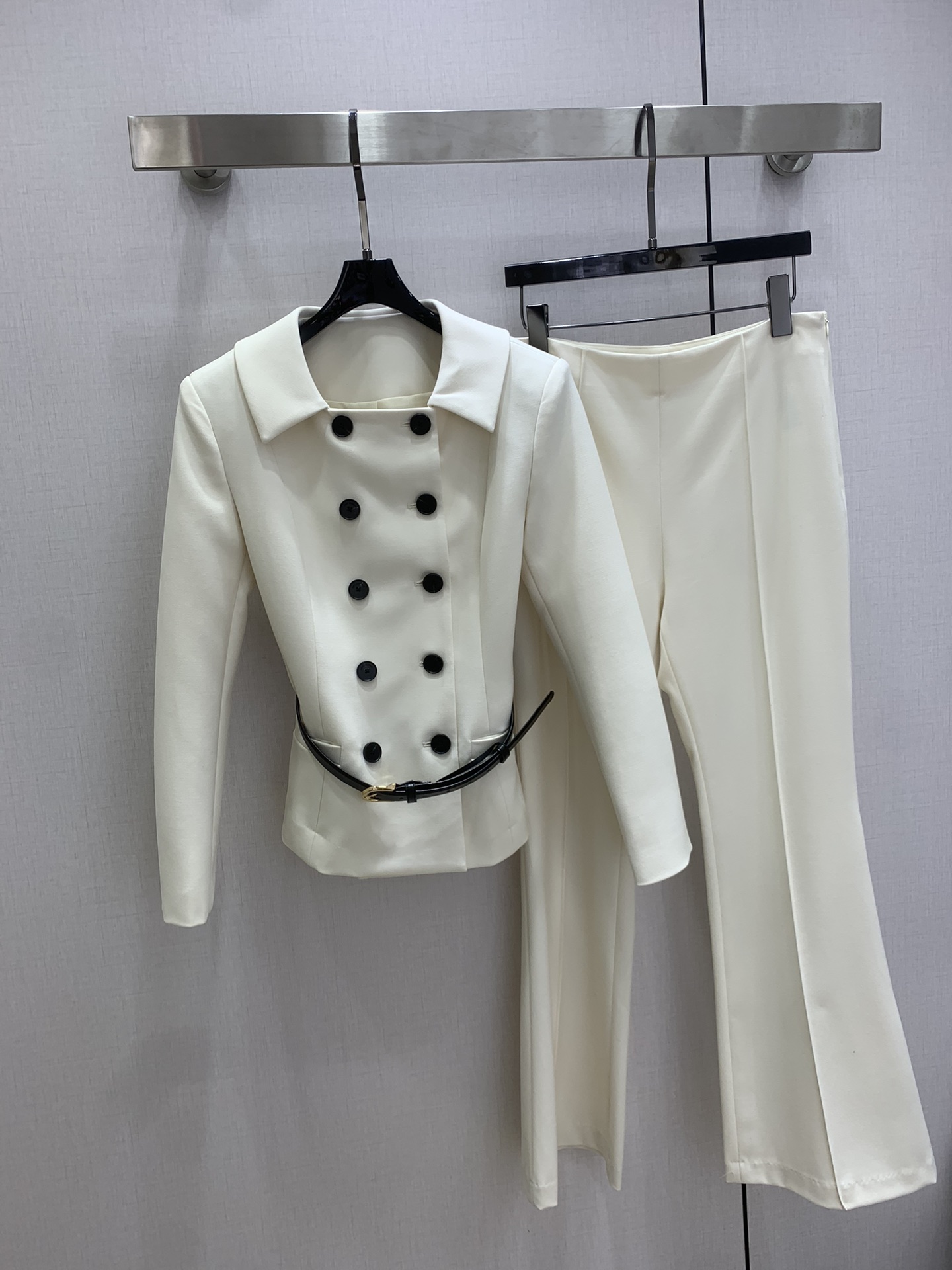 NO:697693,Highly recommended SP*2026 early spring new style. Lapel double-breasted belt blazer, high-waisted micro-flared suit trousers. Separate batches. Slim-fitting waist and three-dimensional tailoring. The upper body can be sweet or salty and super western. The newly custom-developed fabric is very high-end and full of retro fashion. 3D three-dimensional tailoring of bell-bottom pants makes the upper body slim and slim. A suit with its own aura. A must-have item for commuting with a ladylike style. Two colors. SMLXL code.  High quality outerwear, jackets & coats, business suits,19860909强烈推荐 SP*2026早春新款 翻领双排扣腰带西装外套高腰微喇叭西装长裤 分开批 腰部修身立体剪裁版型不挑人 上身可甜可盐超洋气 全新定制开发的面料很显高级 复古时髦感十足 3D立体剪裁喇叭裤版型上身巨显瘦 自带气场的套装 气质名媛风白富美必备出街通勤单品 两个色 SMLXL码 高品质外,,jackets & coats,business suit,,Women's clothing