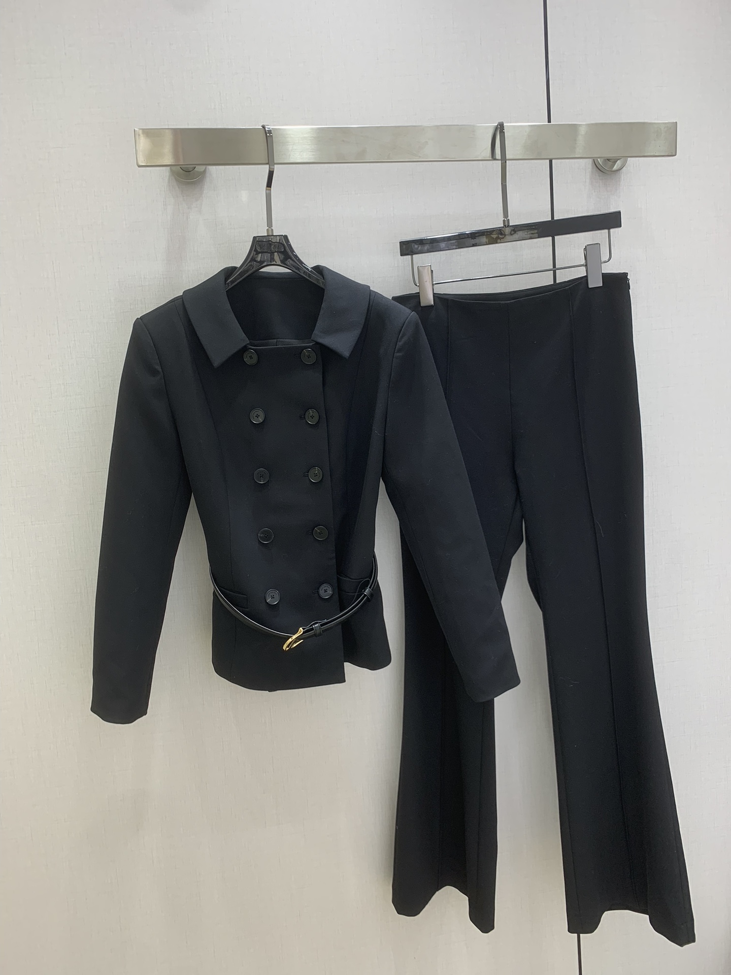 NO:697673,pz highly recommends SP*2026 early spring new style. Lapel double-breasted belt blazer, high-waisted micro-flared suit trousers. Separate batches. Slim-fitting waist and three-dimensional tailoring. The upper body can be sweet or salty and super western. The newly custom-developed fabric is very high-end and full of retro fashion. The 3D three-dimensional tailoring of bell-bottom pants makes the upper body slim and slim. A suit with its own aura. A must-have item for commuting in the street with elegant ladylike style. White and rich. Two colors SMLXL code  High quality outerwear, jackets & coats, business suits,19860909pz强烈推荐 SP*2026早春新款 翻领双排扣腰带西装外套高腰微喇叭西装长裤 分开批 腰部修身立体剪裁版型不挑人 上身可甜可盐超洋气 全新定制开发的面料很显高级 复古时髦感十足 3D立体剪裁喇叭裤版型上身巨显瘦 自带气场的套装 气质名媛风白富美必备出街通勤单品 两个色 SMLXL码 高品质外,,jackets & coats,business suit,,Women's clothing