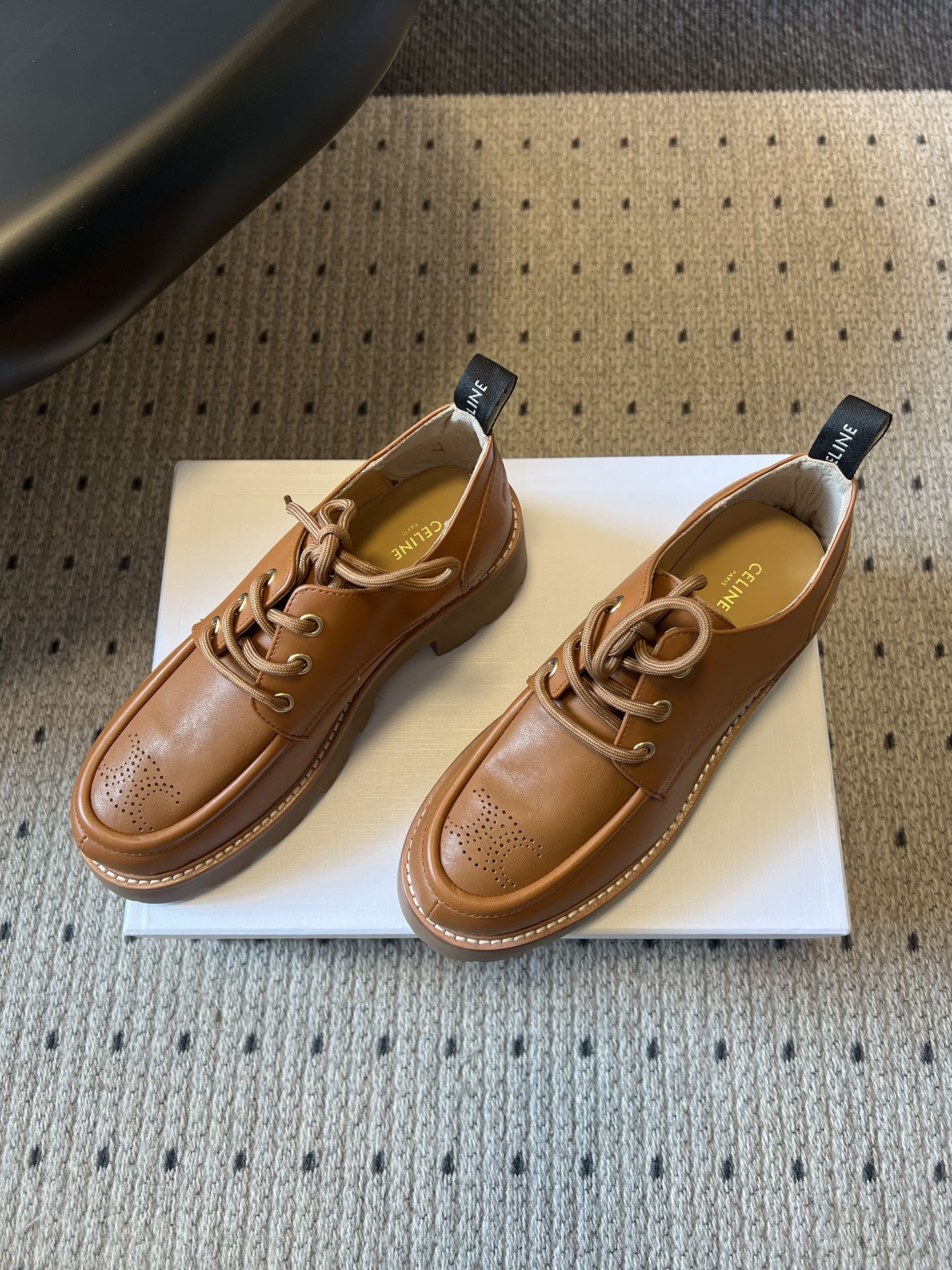 Celin*26ss早春新品英伦风德比鞋休闲鞋融合复古英伦德比鞋型与现代厚底设计，鞋楦线条流畅；推出焦糖