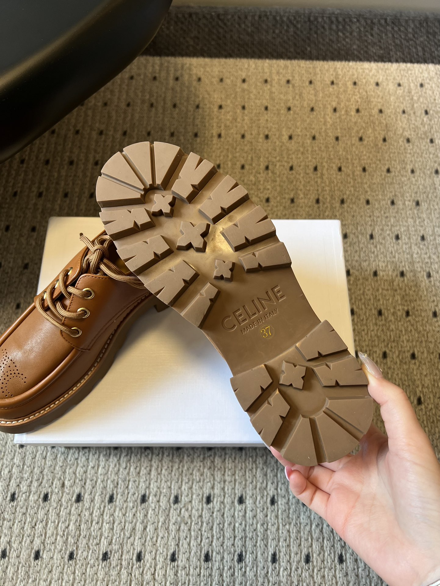 Celin*26ss早春新品英伦风德比鞋休闲鞋融合复古英伦德比鞋型与现代厚底设计，鞋楦线条流畅；推出焦糖