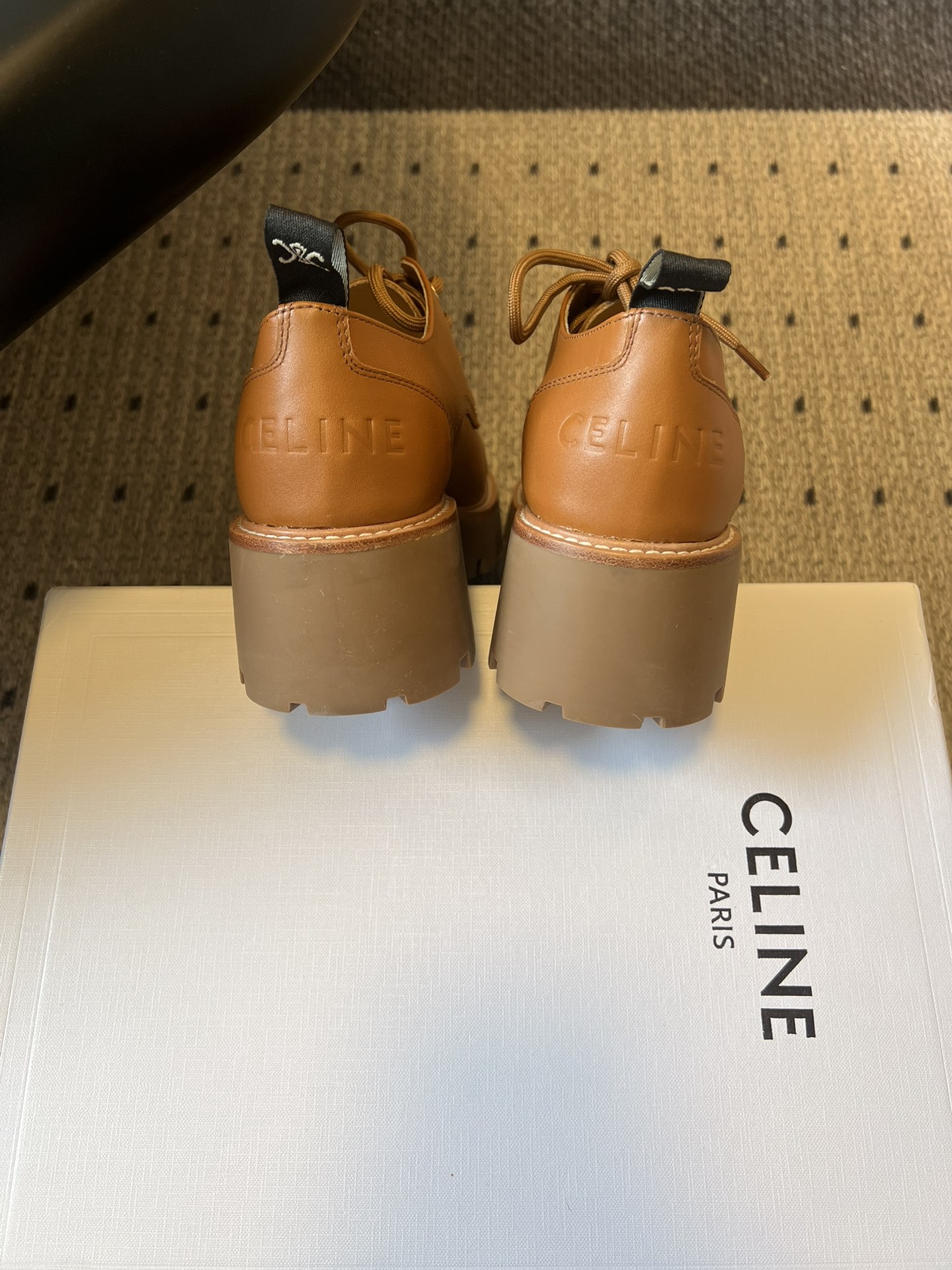Celin*26ss早春新品英伦风德比鞋休闲鞋融合复古英伦德比鞋型与现代厚底设计，鞋楦线条流畅；推出焦糖