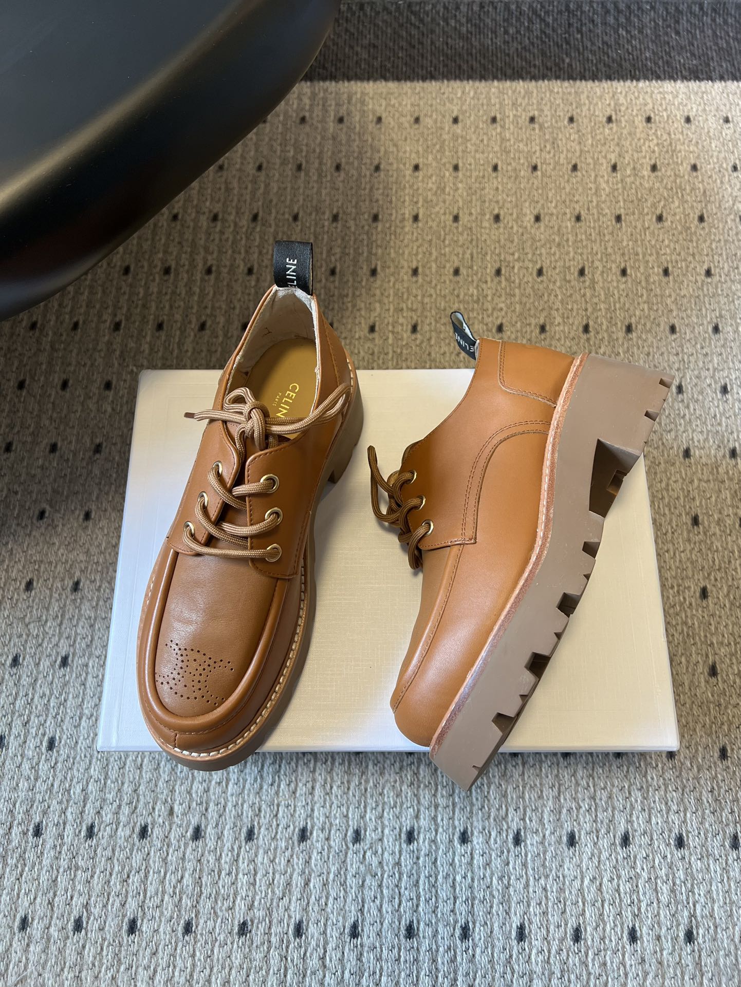 Celin*26ss早春新品英伦风德比鞋休闲鞋融合复古英伦德比鞋型与现代厚底设计，鞋楦线条流畅；推出焦糖