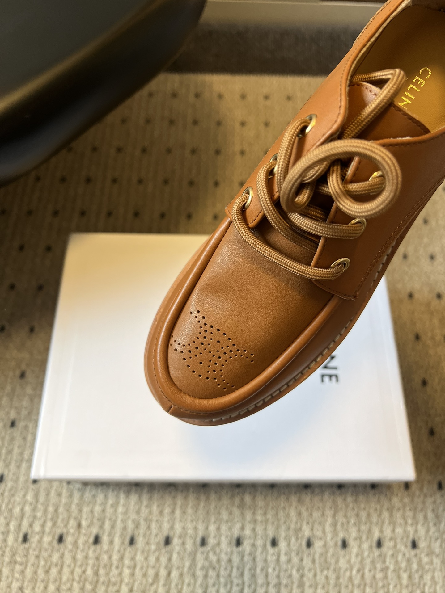 Celin*26ss早春新品英伦风德比鞋休闲鞋融合复古英伦德比鞋型与现代厚底设计，鞋楦线条流畅；推出焦糖