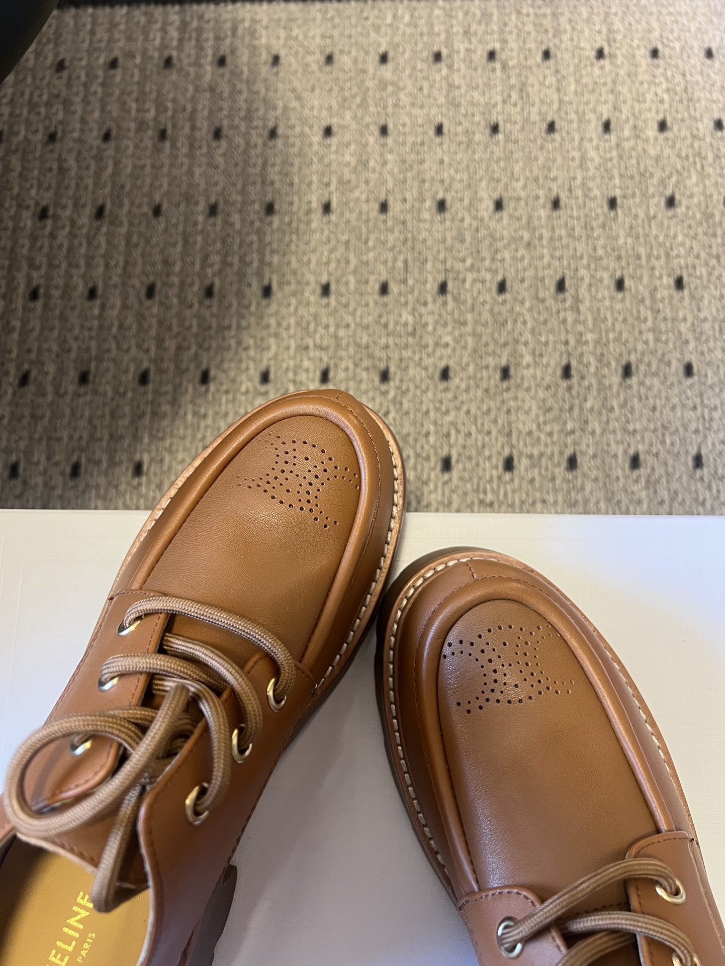 Celin*26ss早春新品英伦风德比鞋休闲鞋融合复古英伦德比鞋型与现代厚底设计，鞋楦线条流畅；推出焦糖