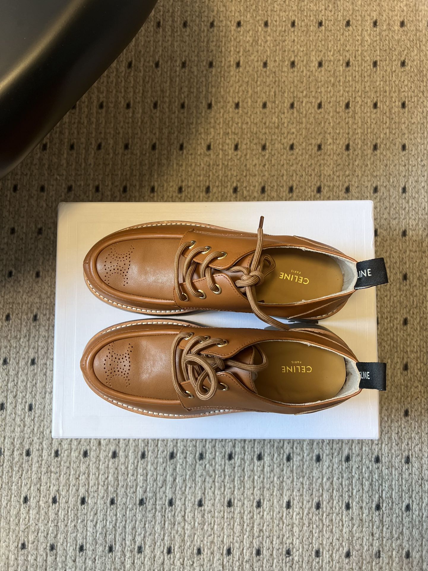 Celin*26ss早春新品英伦风德比鞋休闲鞋融合复古英伦德比鞋型与现代厚底设计，鞋楦线条流畅；推出焦糖