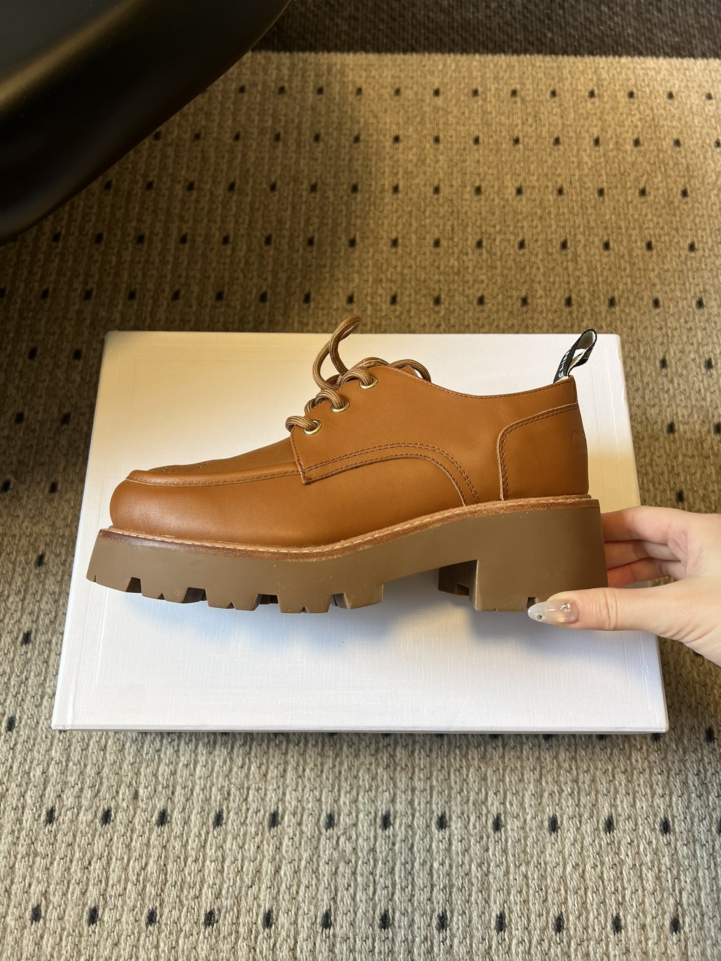 Celin*26ss早春新品英伦风德比鞋休闲鞋融合复古英伦德比鞋型与现代厚底设计，鞋楦线条流畅；推出焦糖