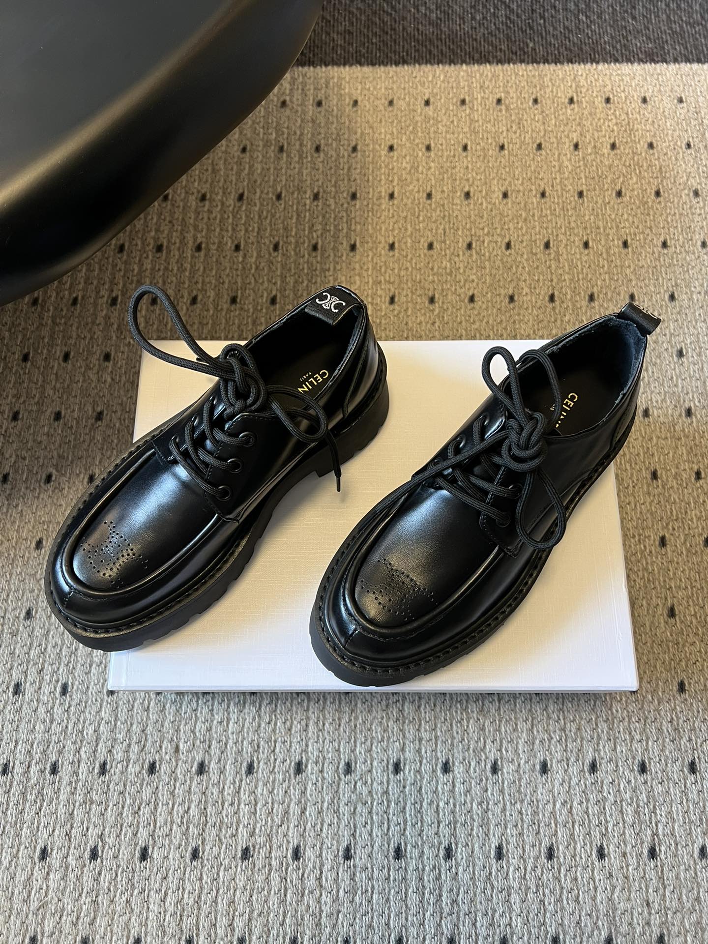 Celin*26ss早春新品英伦风德比鞋休闲鞋融合复古英伦德比鞋型与现代厚底设计，鞋楦线条流畅；推出焦糖