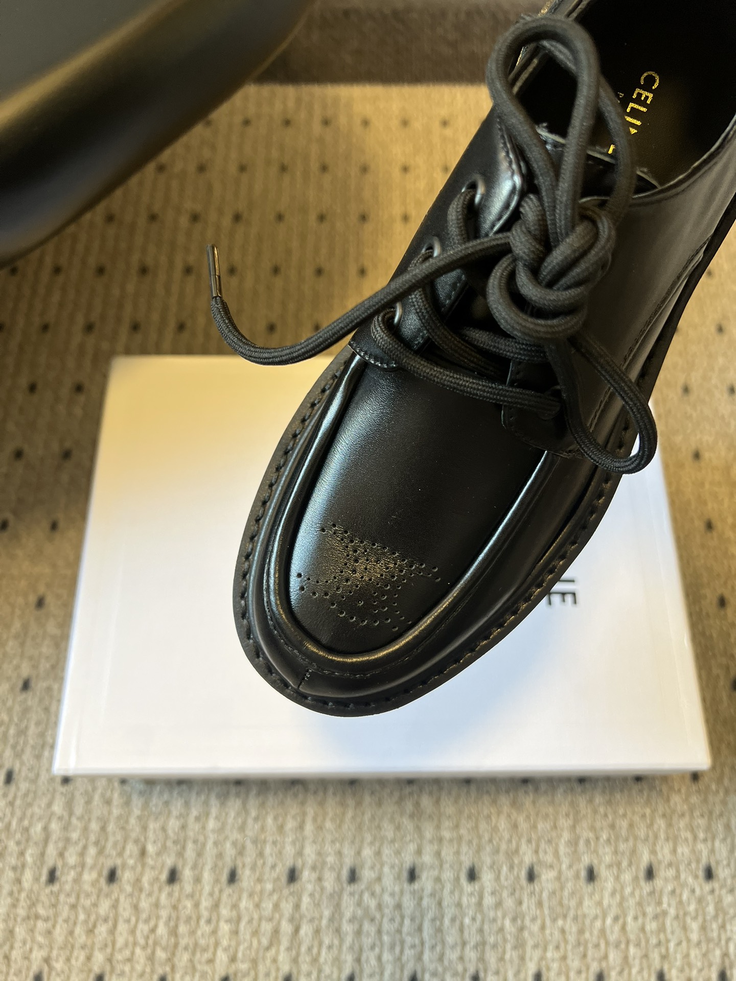 Celin*26ss早春新品英伦风德比鞋休闲鞋融合复古英伦德比鞋型与现代厚底设计，鞋楦线条流畅；推出焦糖